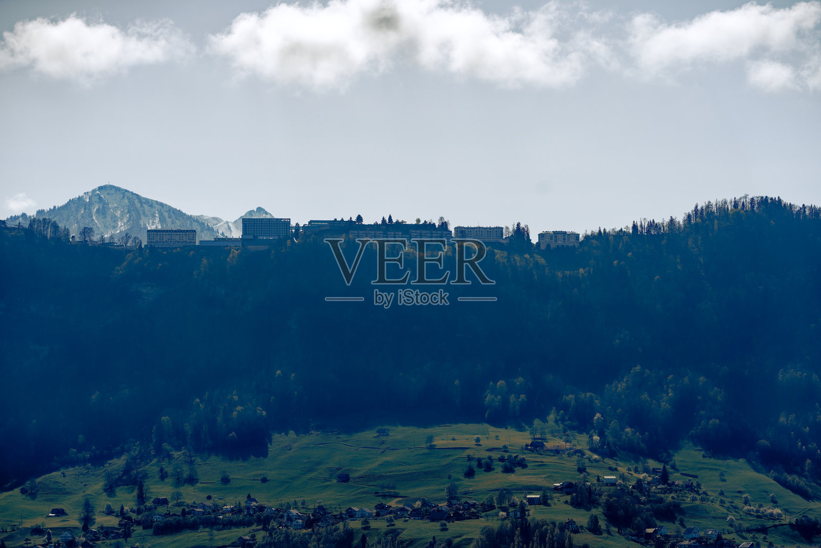 名为b<s:1>根斯托克的豪华度假胜地位于瑞士卢塞恩湖边界的山顶上。照片摄影图片