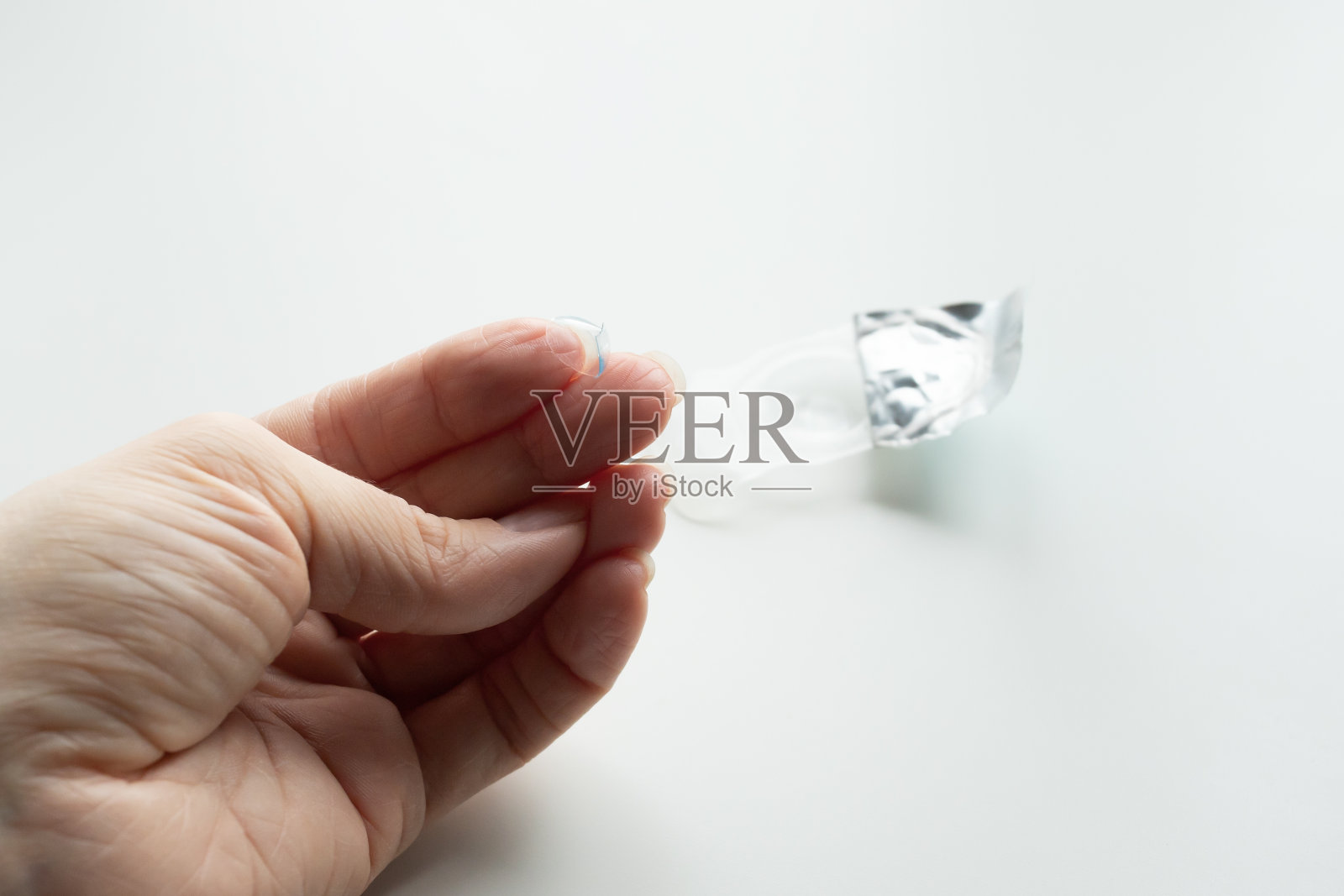 损坏的隐形眼镜,佩戴,眼部护理,眼科照片摄影图片