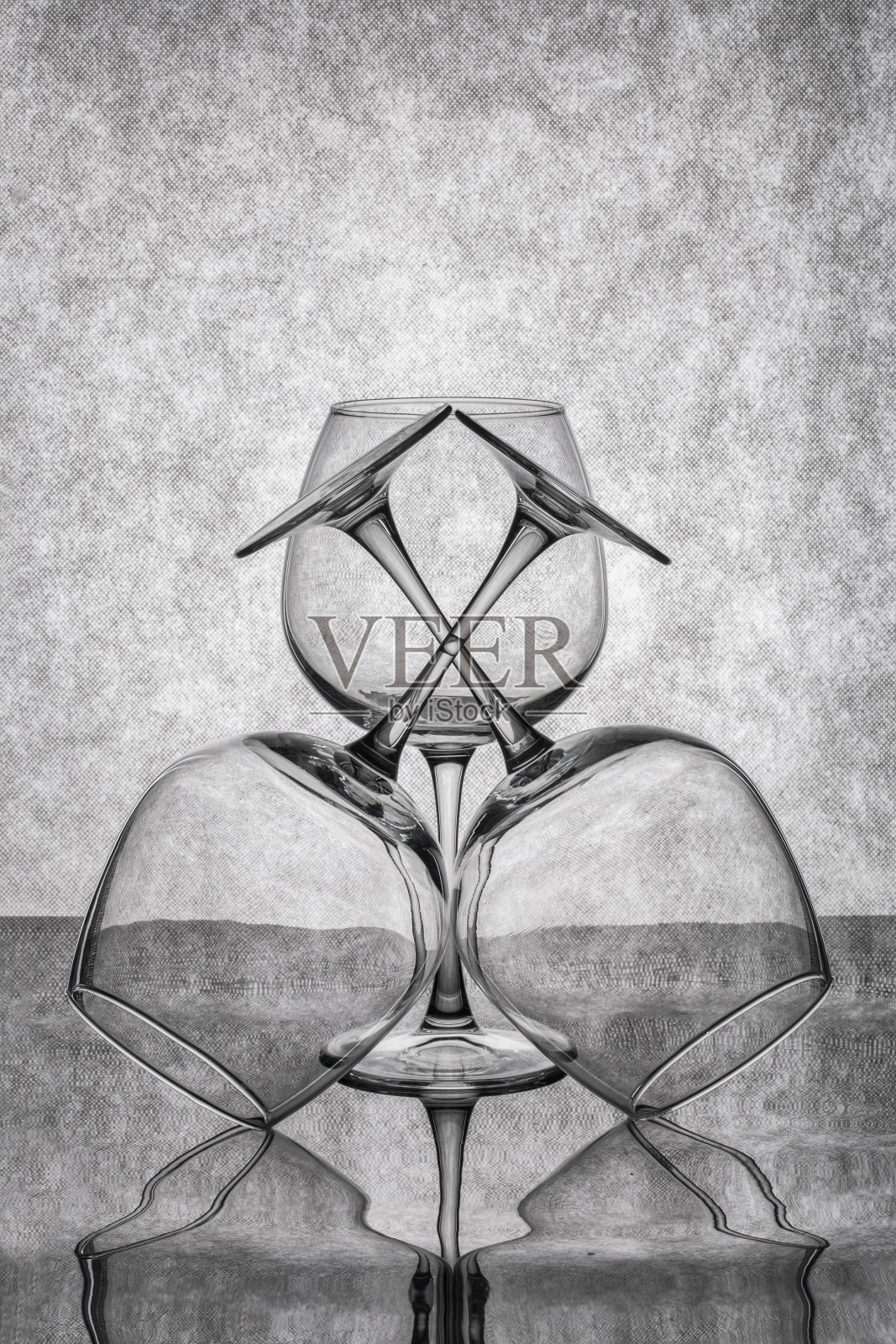 静物与玻璃器皿在反射表面照片摄影图片