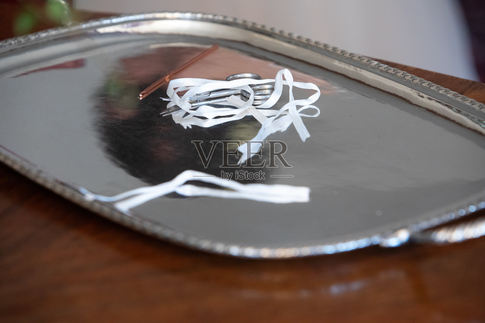 优雅的银托盘与婚礼发夹和缎带在木制表面照片摄影图片