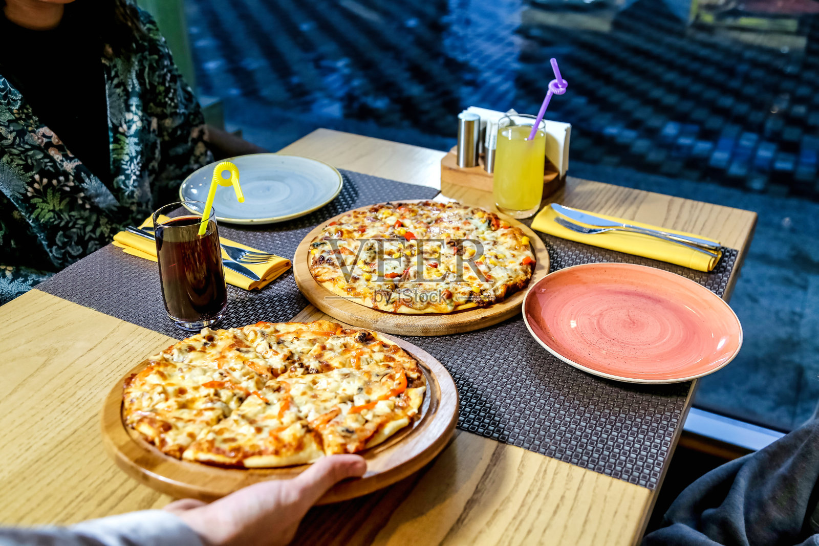 木桌上的两个披萨照片摄影图片