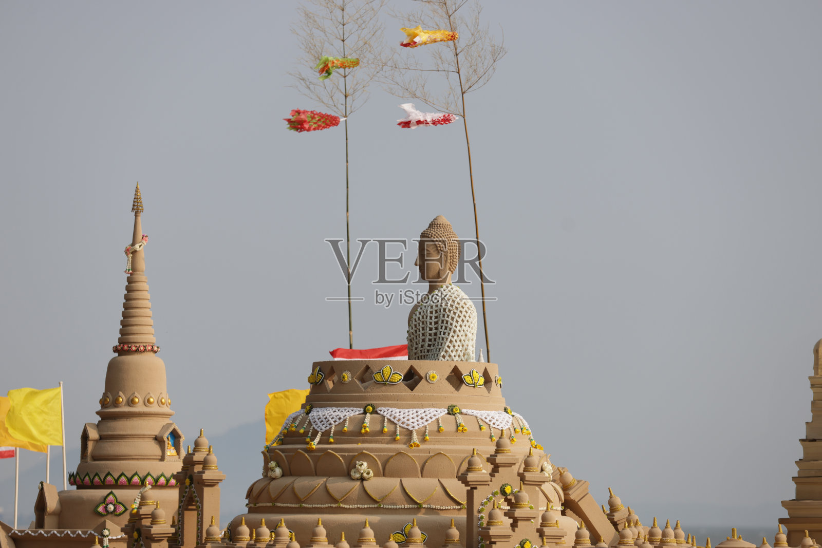 在泰国春武里邦善的泼水节上,形成沙塔照片摄影图片