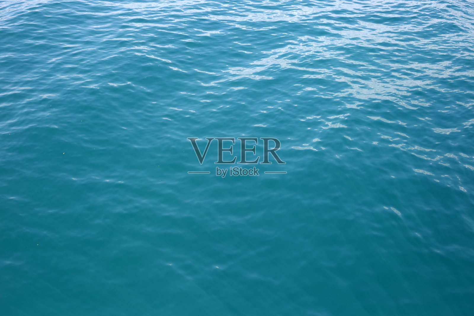 夏天的时候,美丽的蓝色大海照片摄影图片