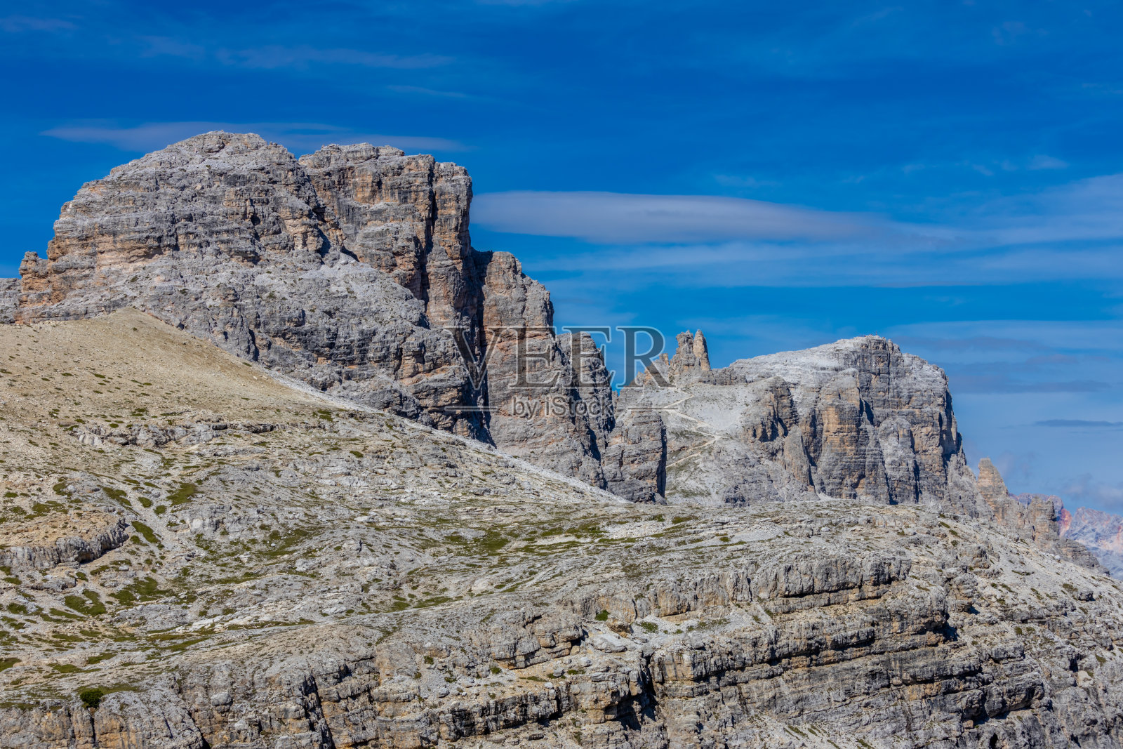 拉瓦雷多山、多洛米蒂阿尔卑斯山脉风景优美,夏季多石山峰。意大利的白云石山脉照片摄影图片