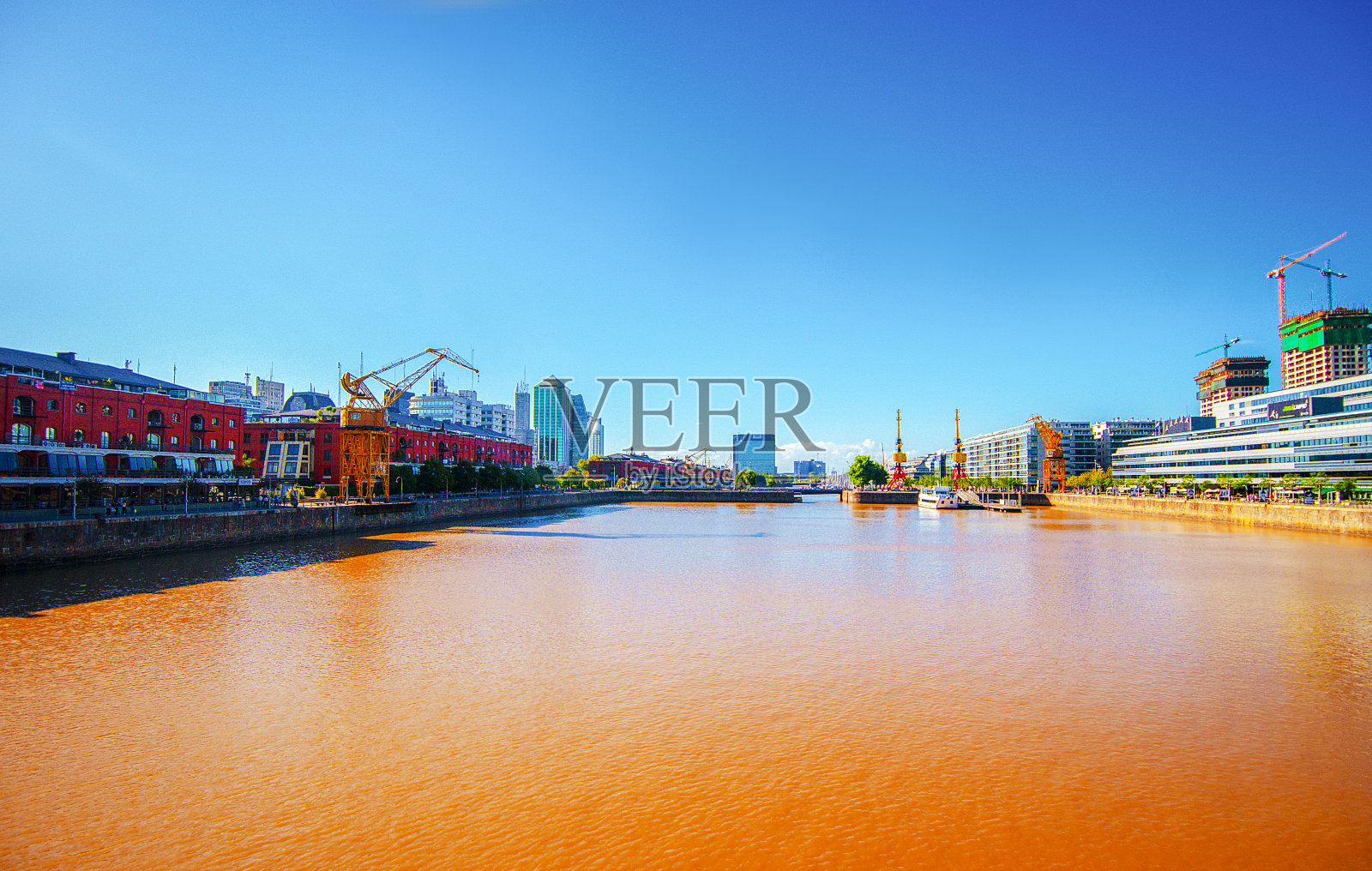 拉普拉塔河流经阿根廷的布宜诺斯艾利斯照片摄影图片