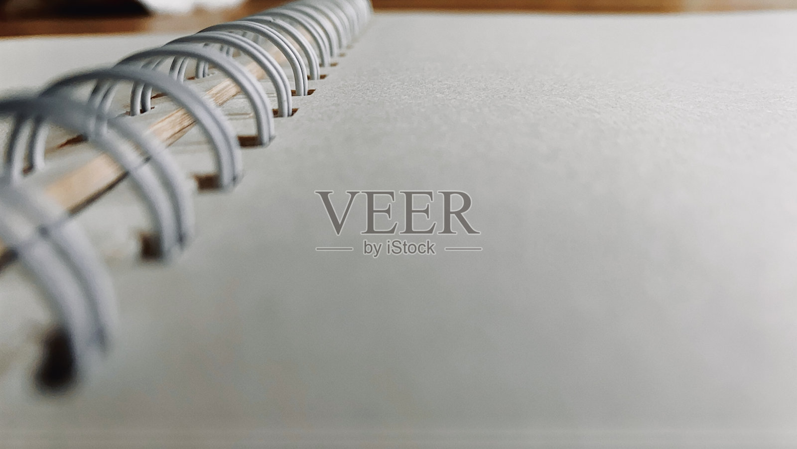 铅笔和笔记本躺在桌子上照片摄影图片