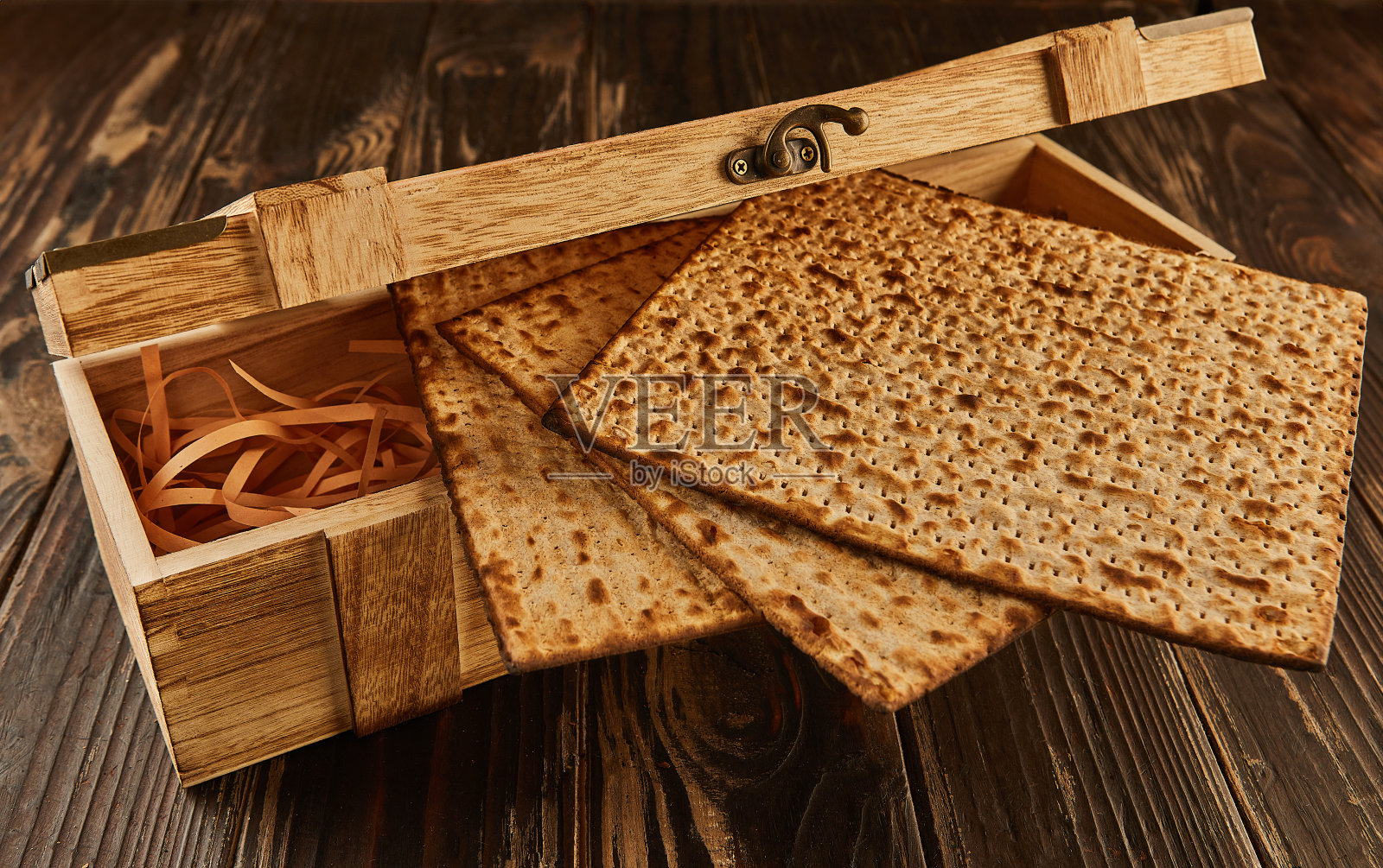 逾越节庆祝概念:犹太节日,木制背景上的无酵饼堆,木盒中精美的构图照片摄影图片