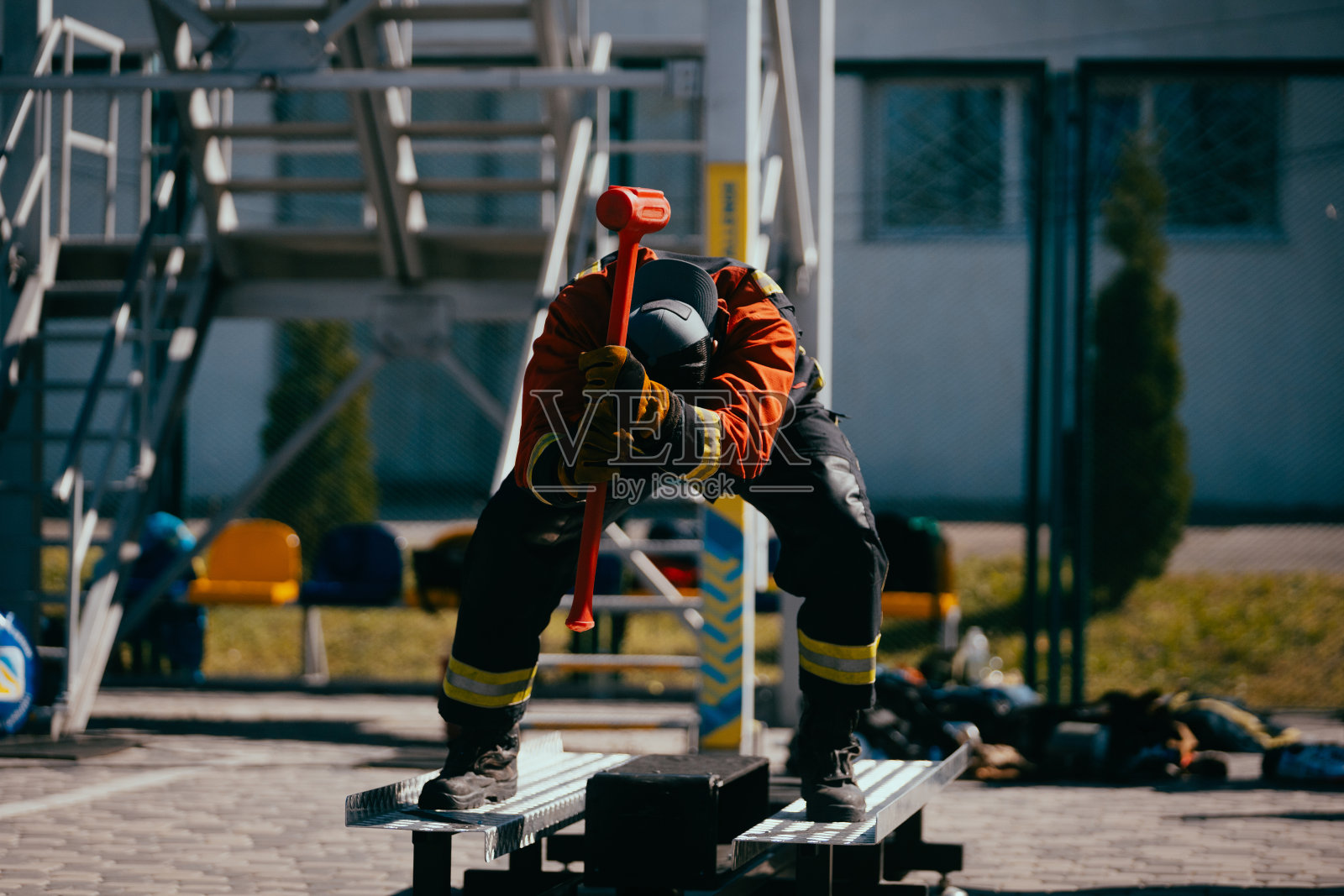 消防队员培训。照片摄影图片