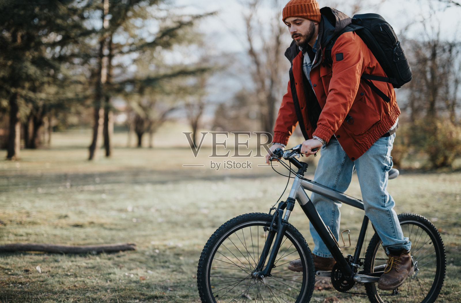 户外冒险与一个时尚的男人骑一辆山地车在公园照片摄影图片