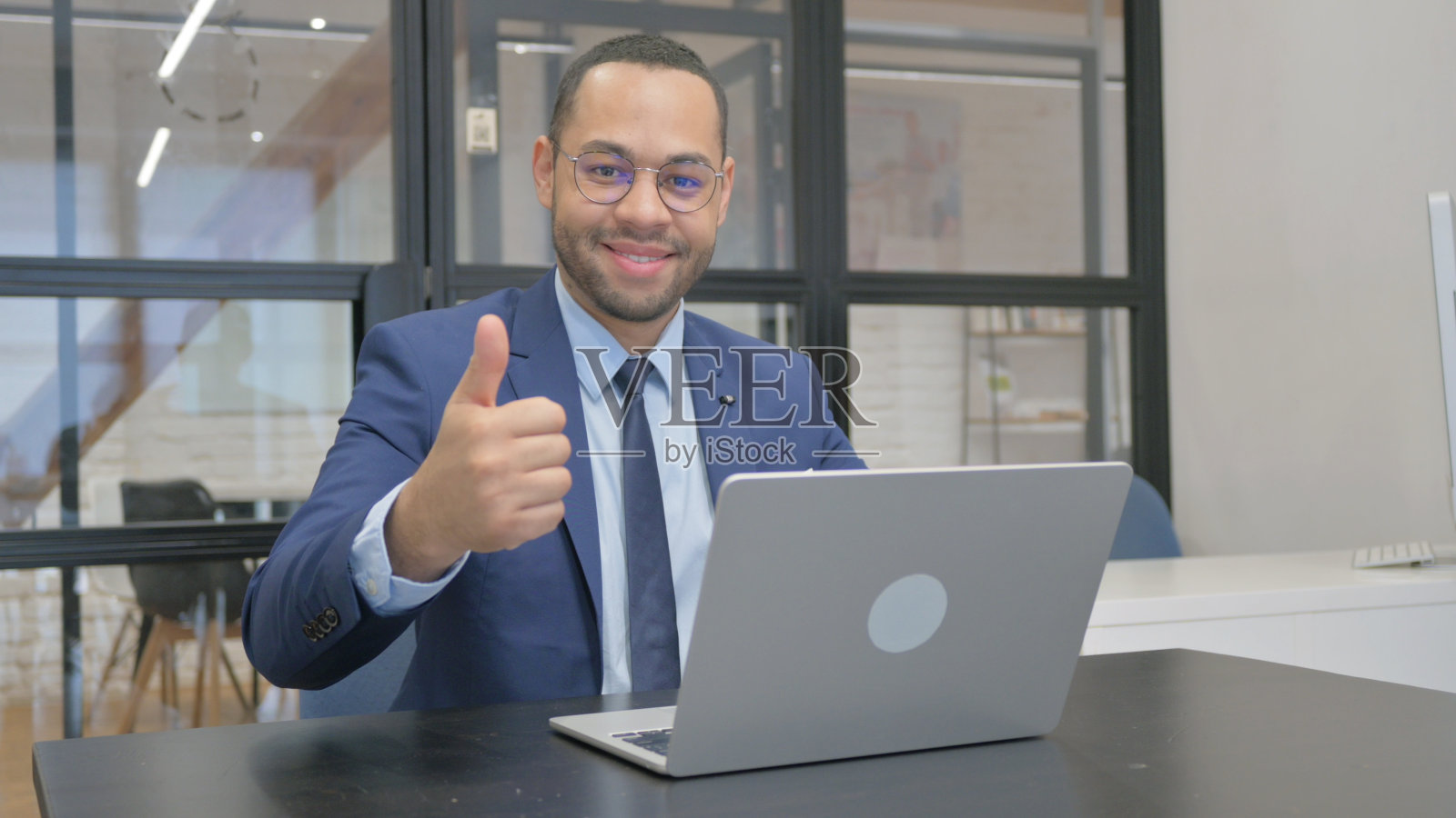 穿西装的人用笔记本电脑点赞照片摄影图片