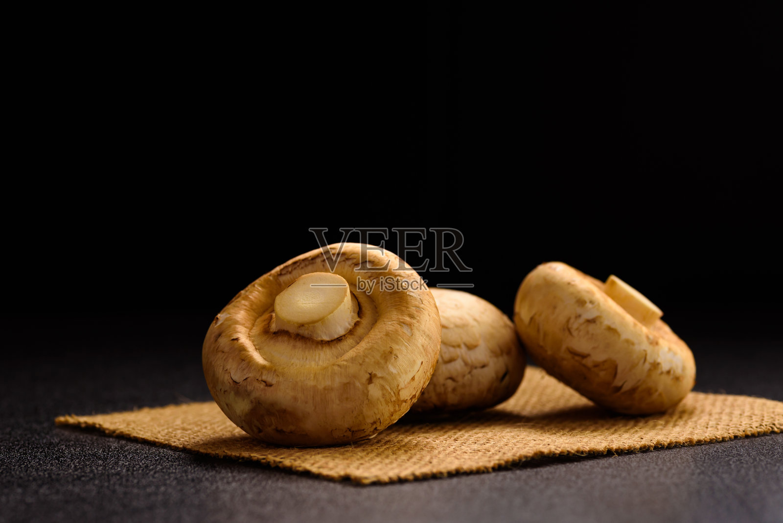 新鲜有机钮扣菇照片摄影图片