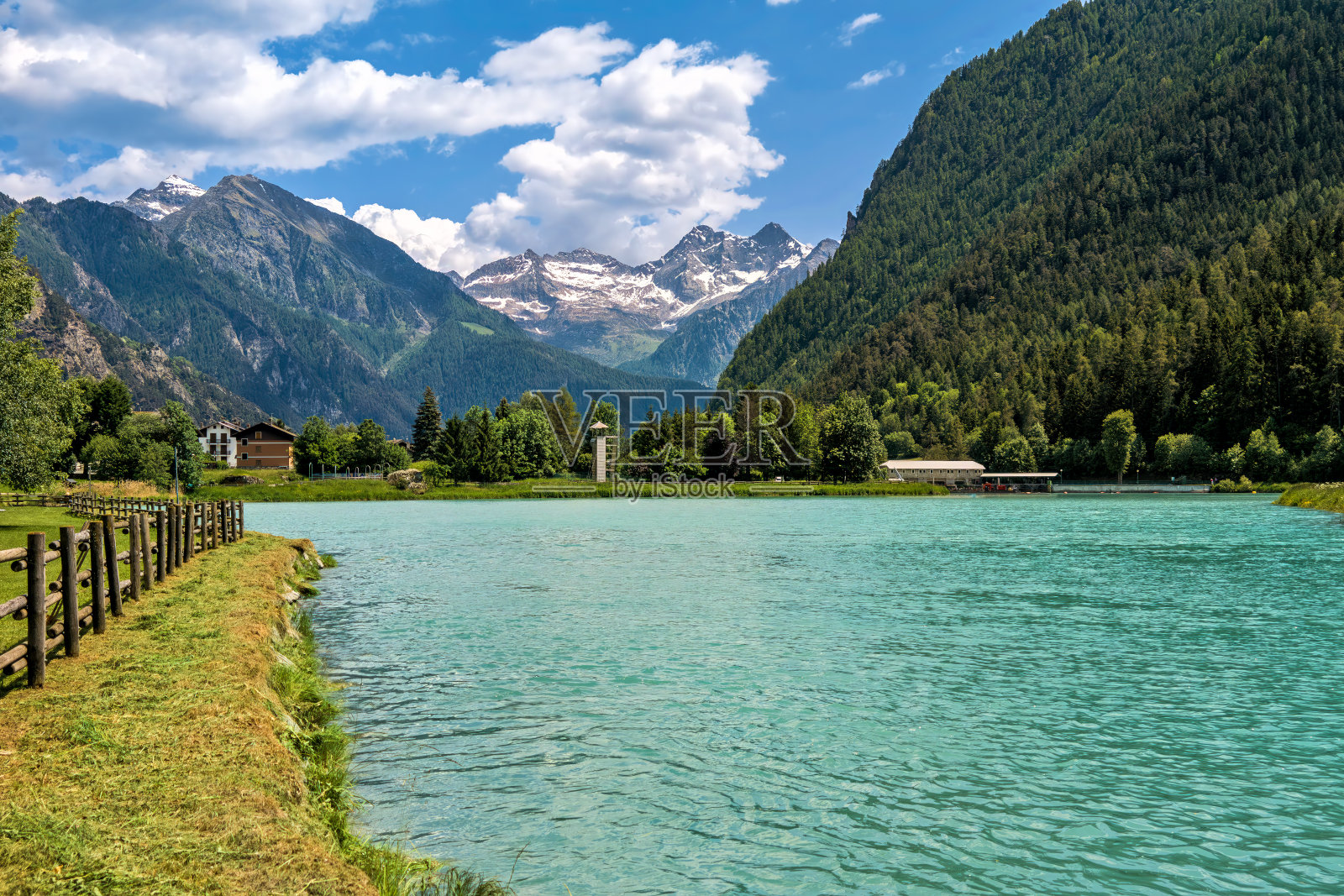 意大利奥斯塔山谷美丽天空下的布吕松湖和山脉。照片摄影图片