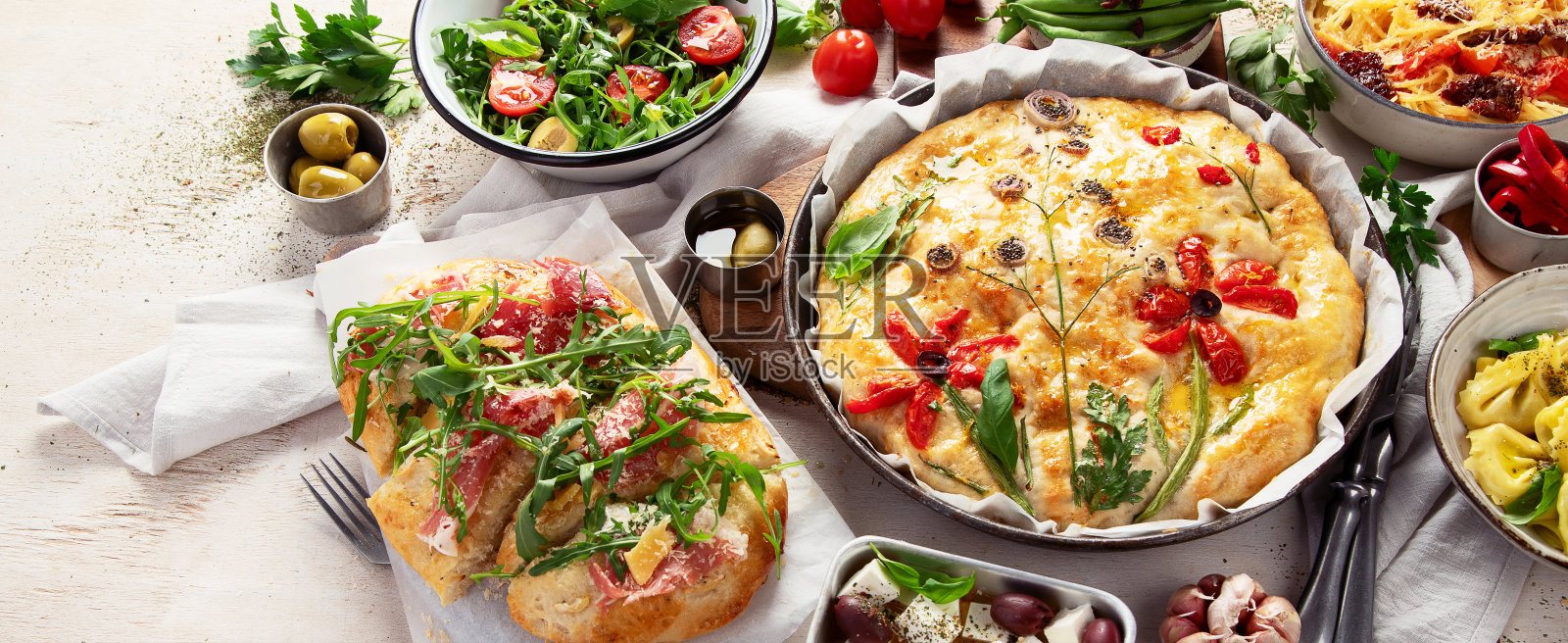 各式各样的意大利菜。传统意大利美食概念。照片摄影图片