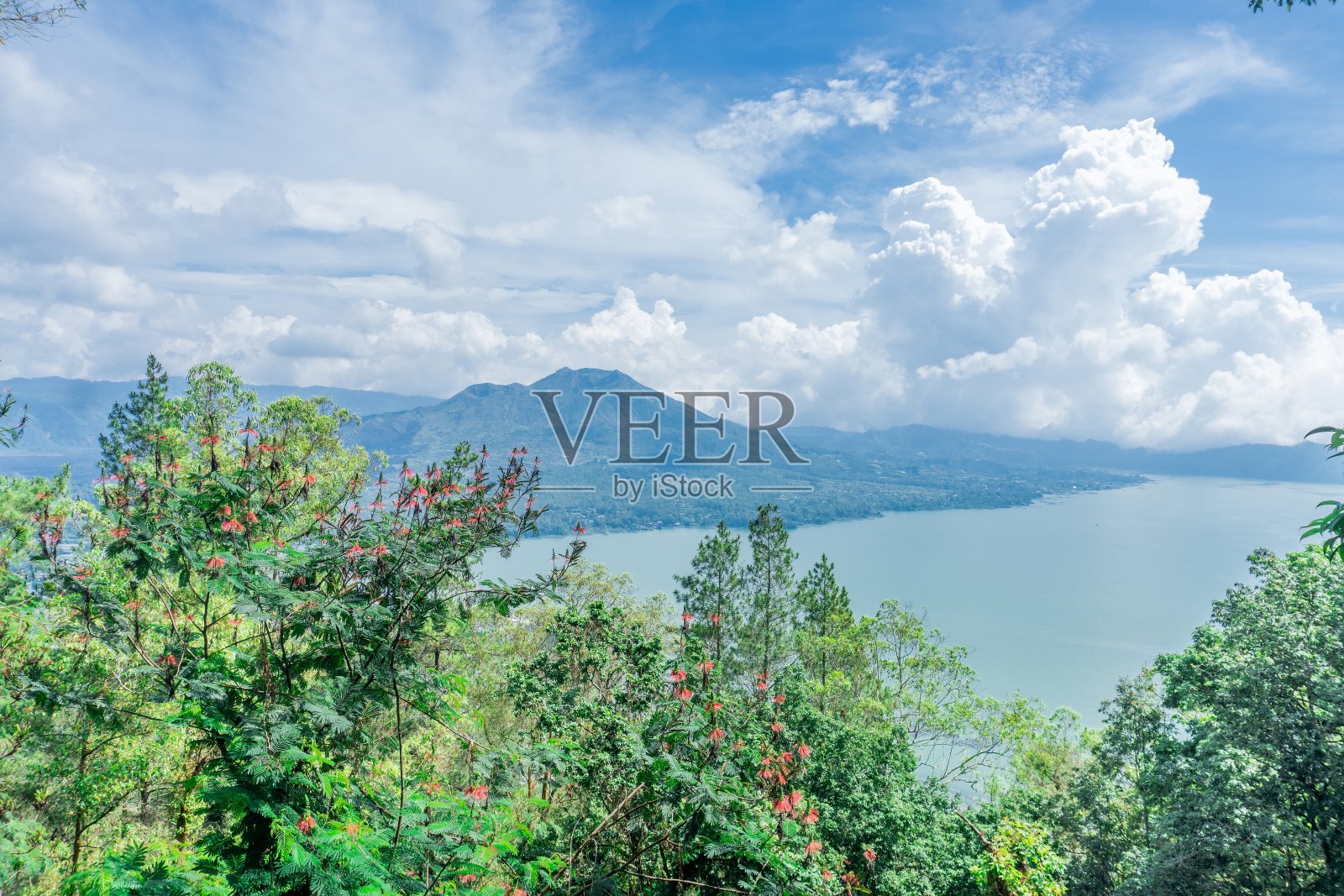 巴厘山和巴图尔湖风景秀丽照片摄影图片