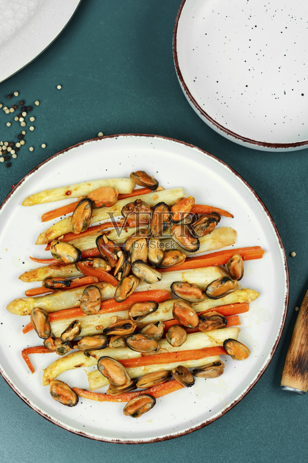 烤青口配芦笋,沙拉。照片摄影图片