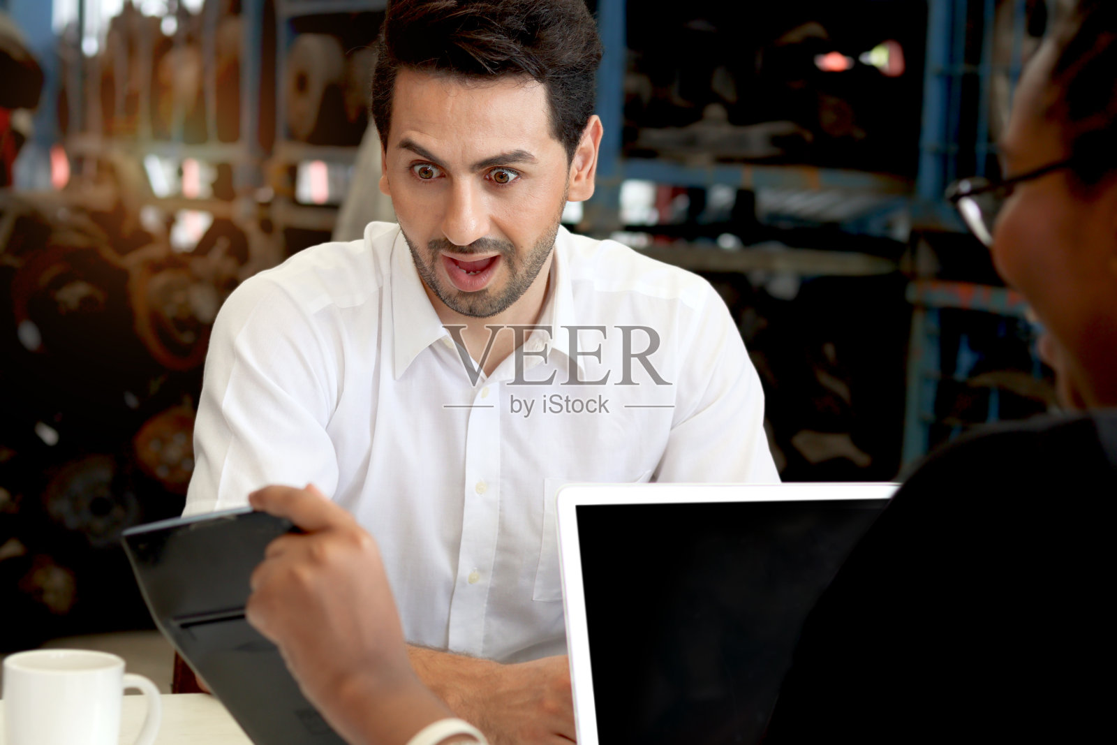 不高兴的人对员工描述二手发动机零件汽车零配件店仓库的服务和产品价格感到震惊和惊讶。失望的买主不同意价格照片摄影图片