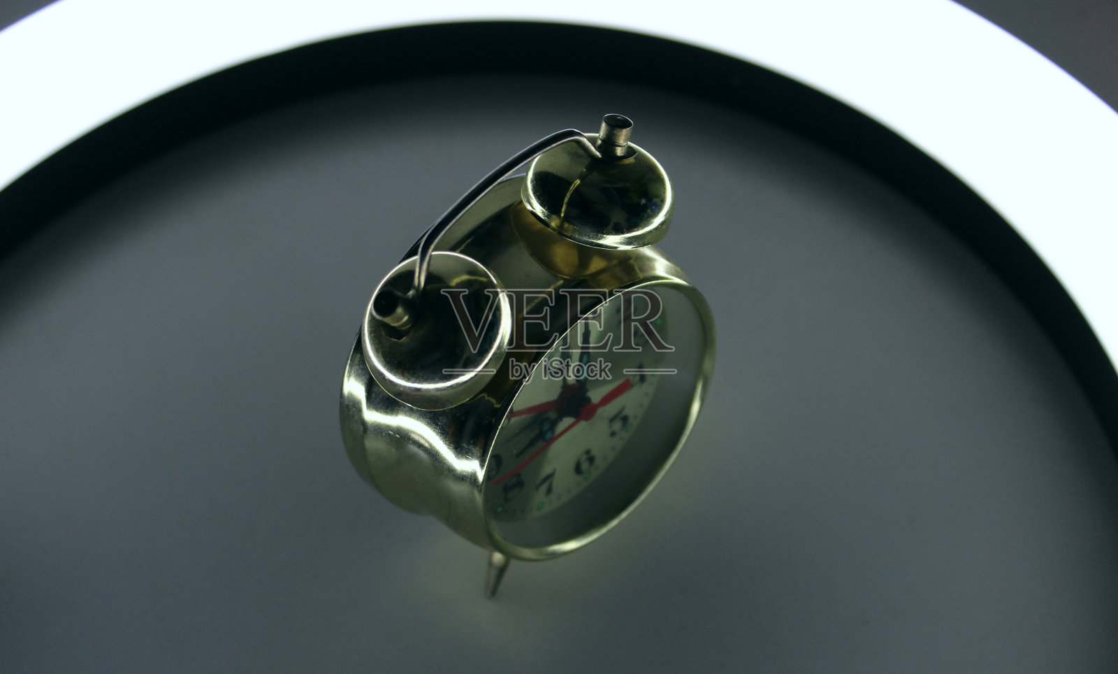 复古闹钟在床边与柔和的照明在清晨照片摄影图片