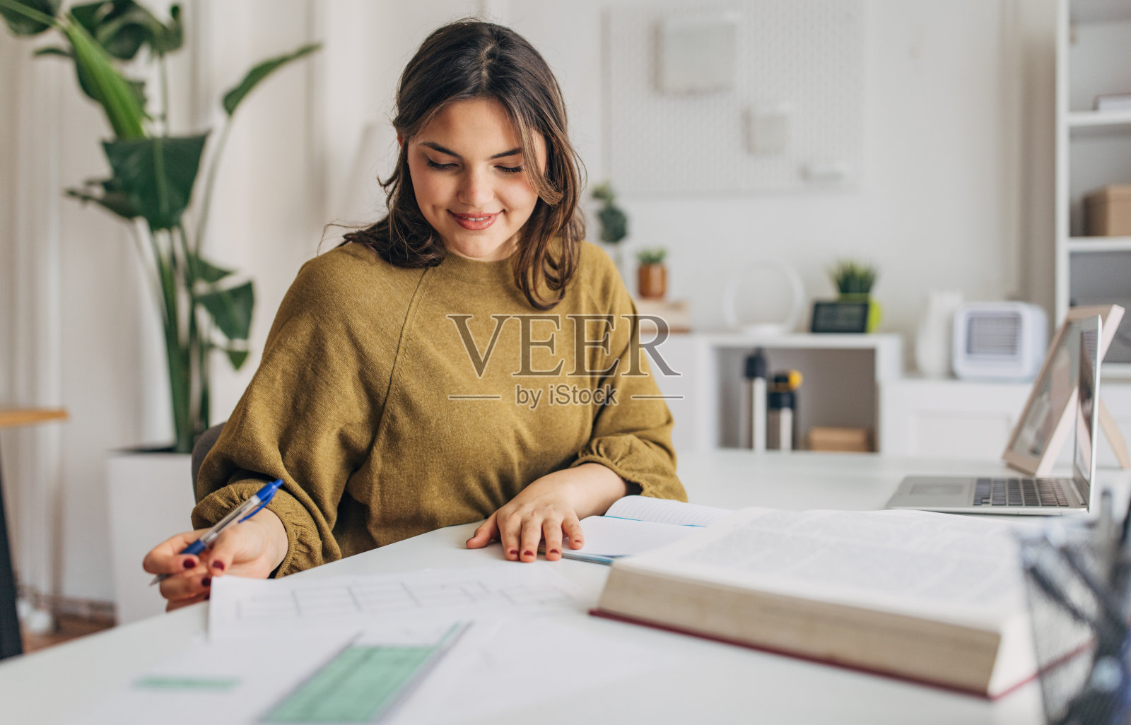 年轻女性在家工作照片摄影图片