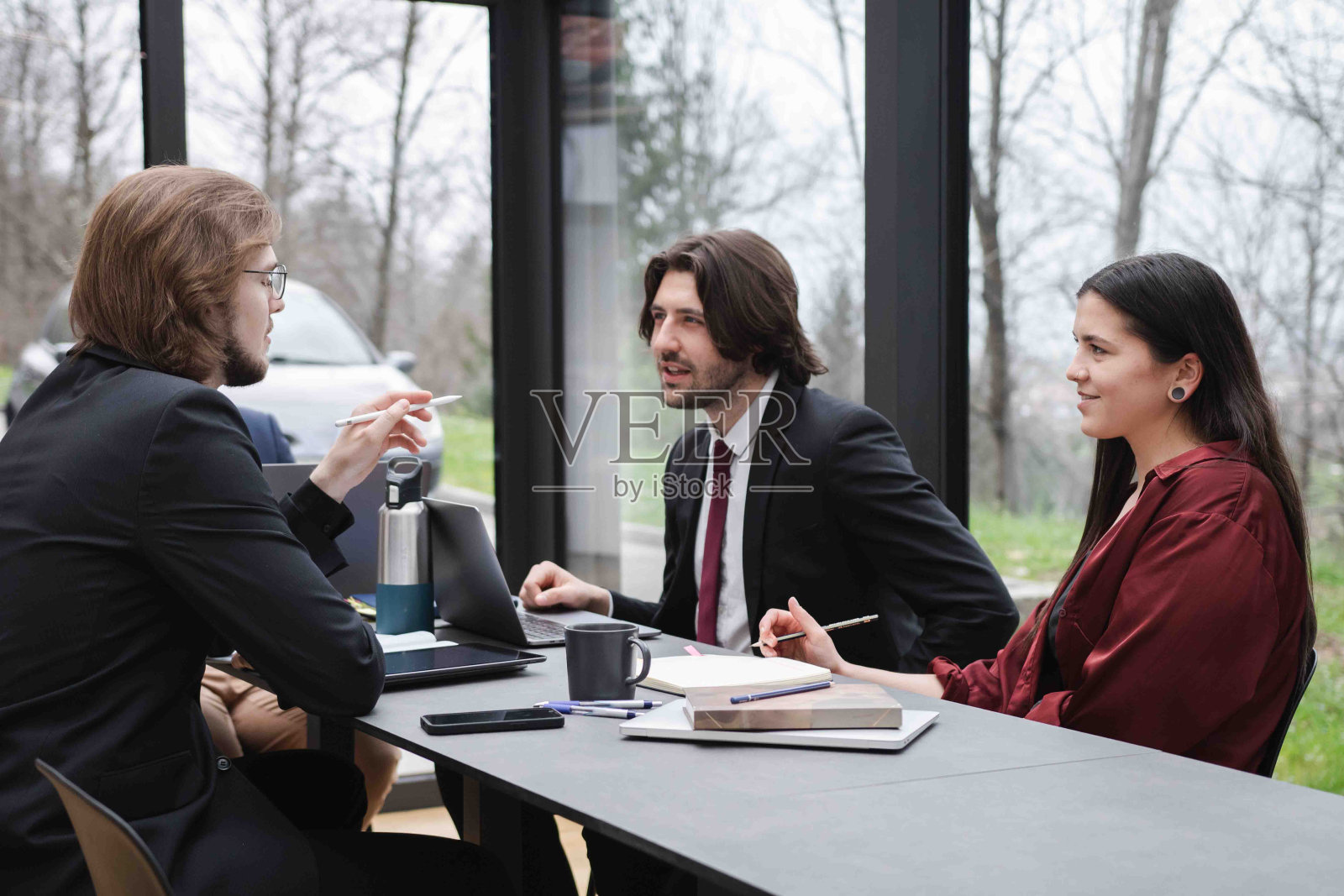 自信的年轻人在办公室开会照片摄影图片