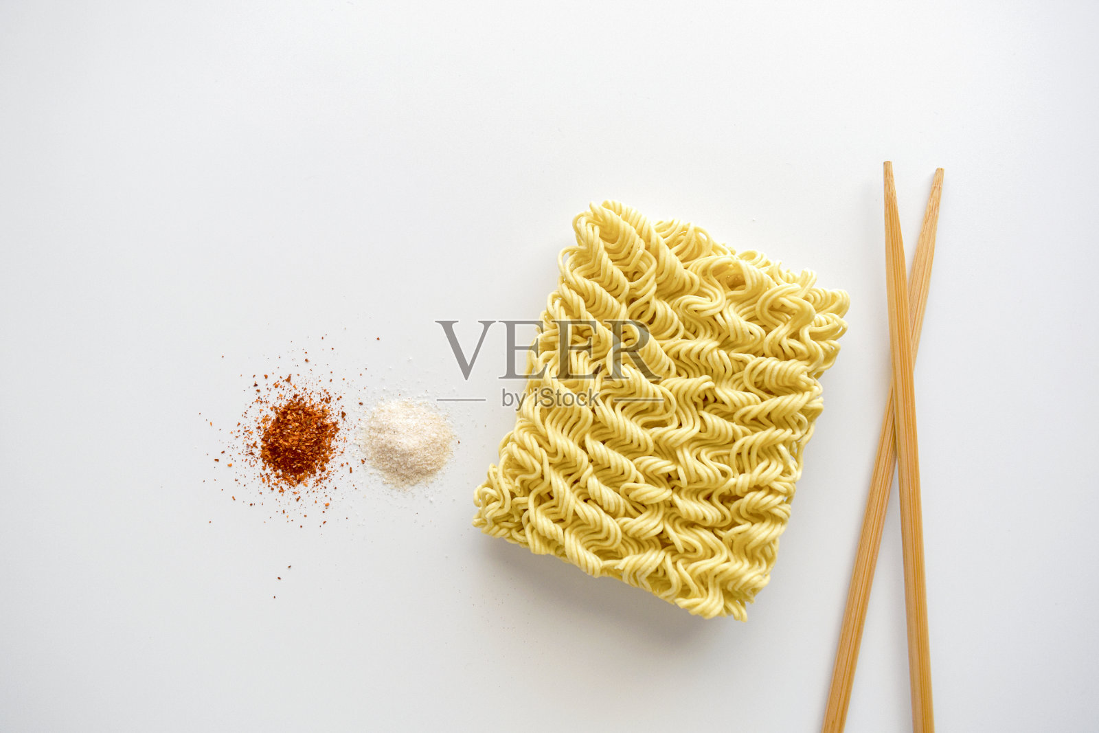 桌上放着调味的方便面。照片摄影图片