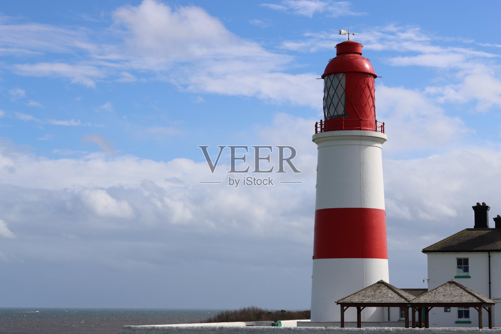 红白相间的灯塔照片摄影图片