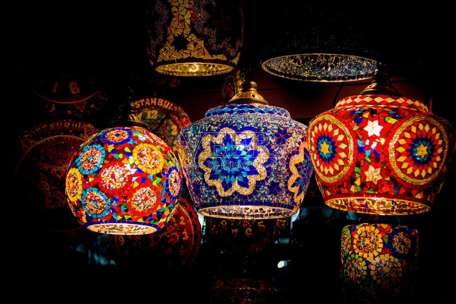 不同颜色和大小的彩色土耳其挂灯照片摄影图片