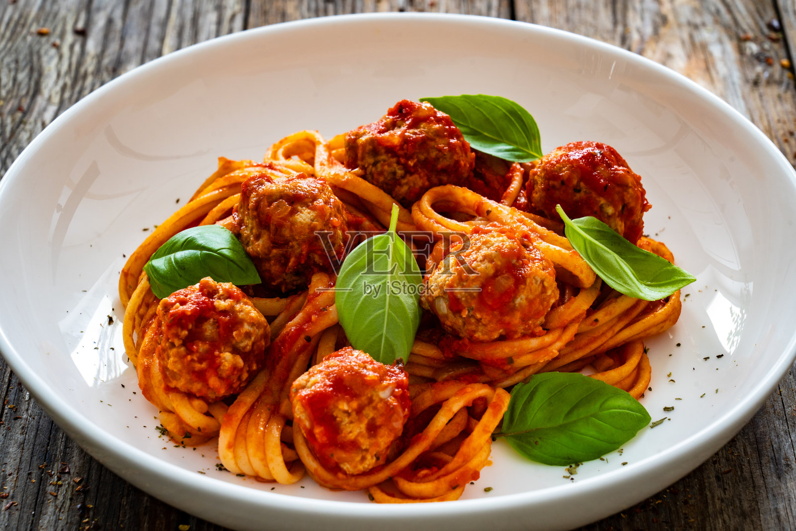 木桌肉丸意大利面蘸肉酱照片摄影图片