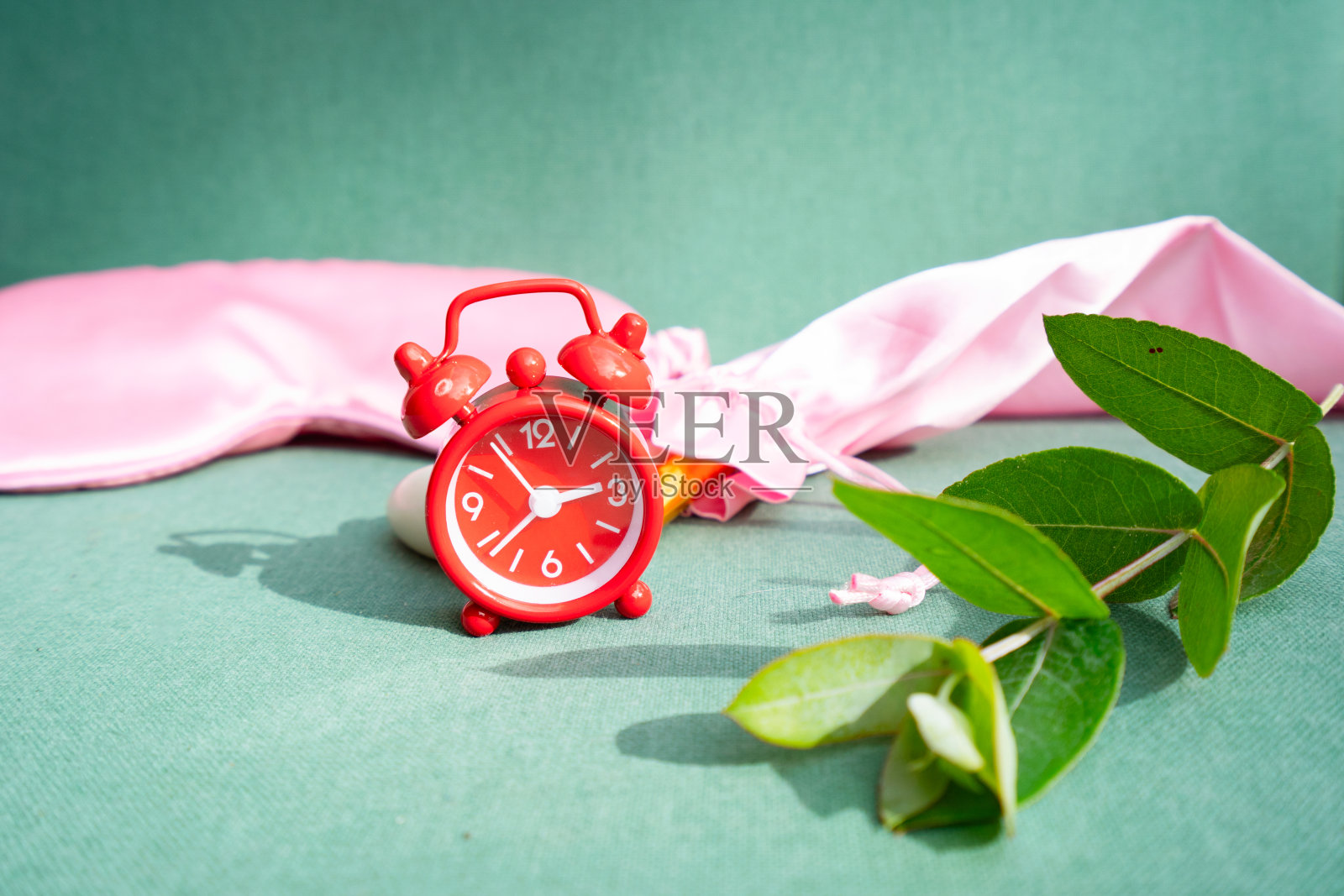 春暖花开带睡眠面膜,睡眠觉醒紊乱照片摄影图片