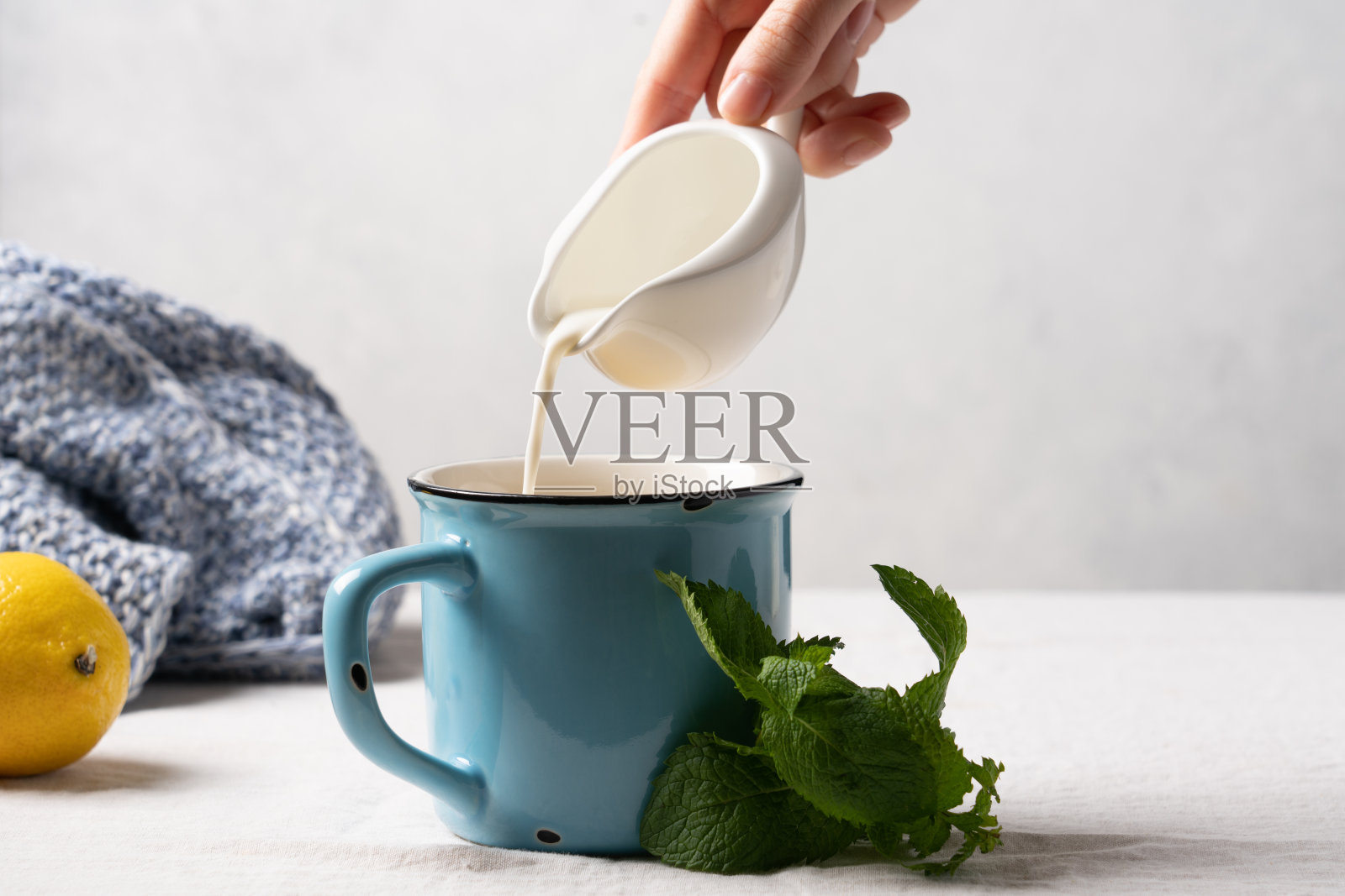 制作新鲜薄荷茶照片摄影图片