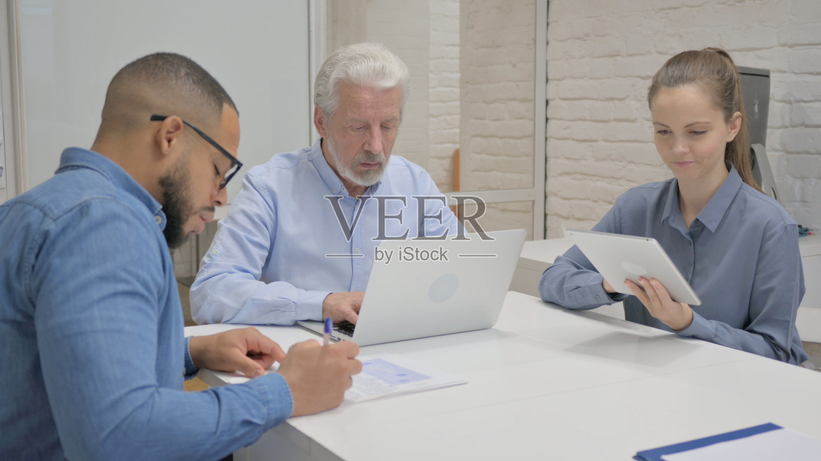 愤怒的资深商人与年轻同事的谈话照片摄影图片