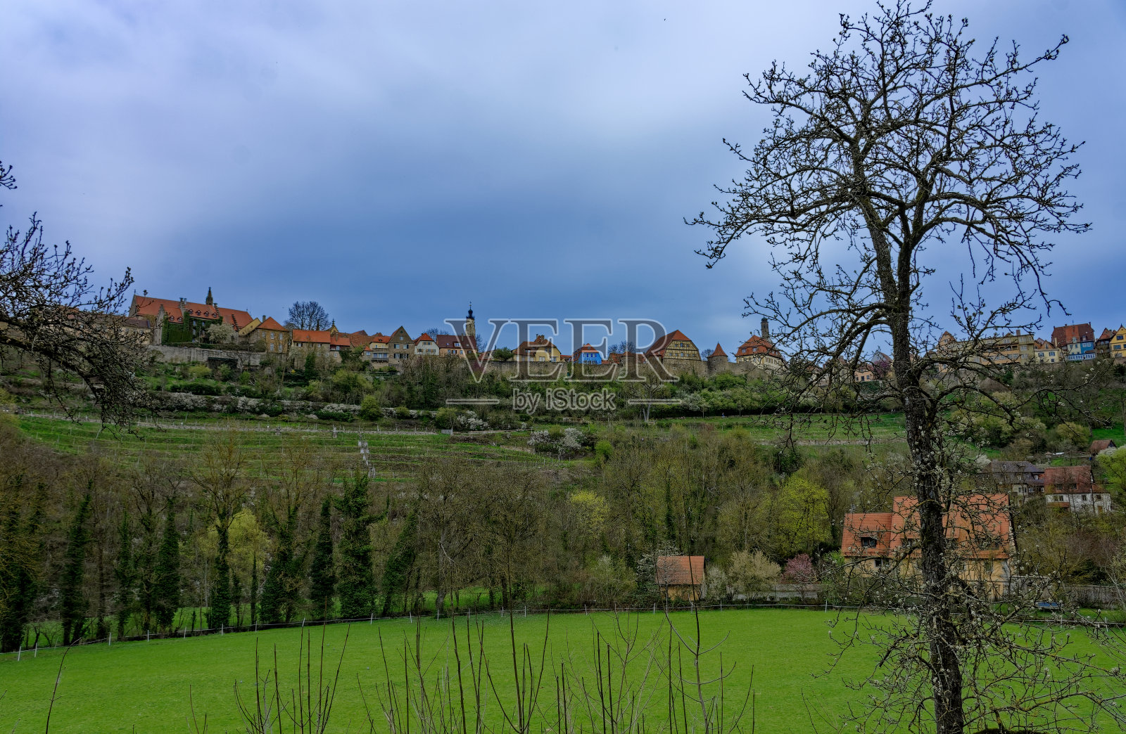 中世纪小镇Rothenburg ob der Tauber的春天。照片摄影图片