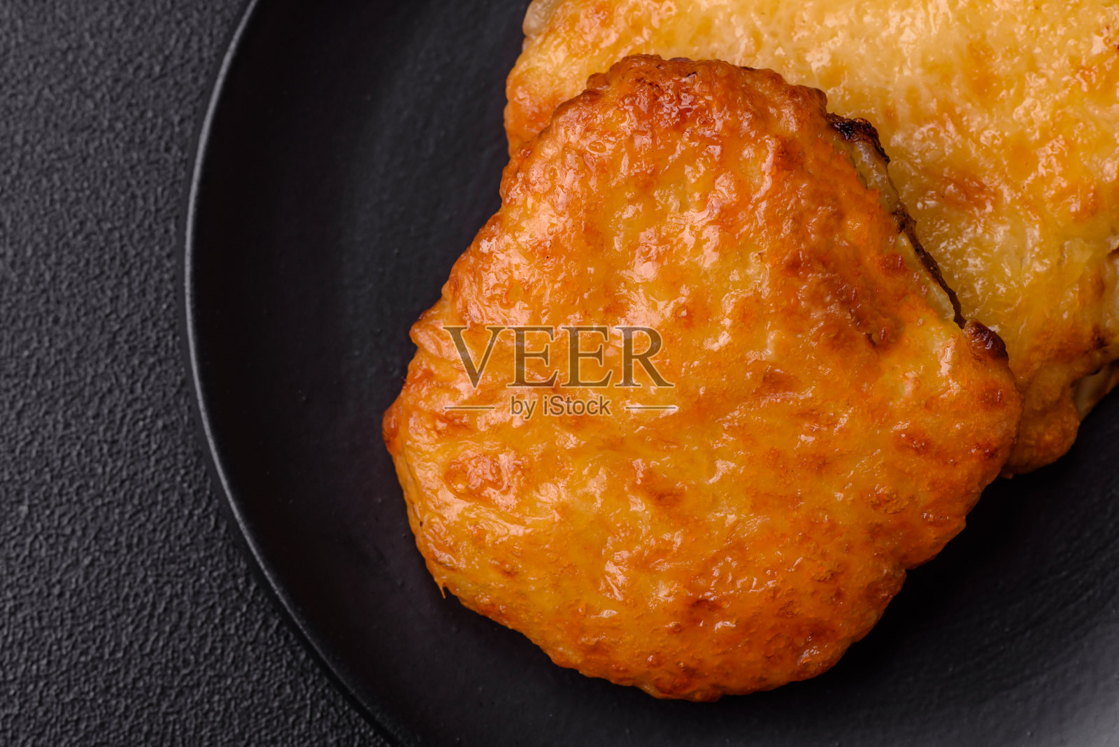 美味的肉与第戎芥末,盐,香料和香草炒照片摄影图片