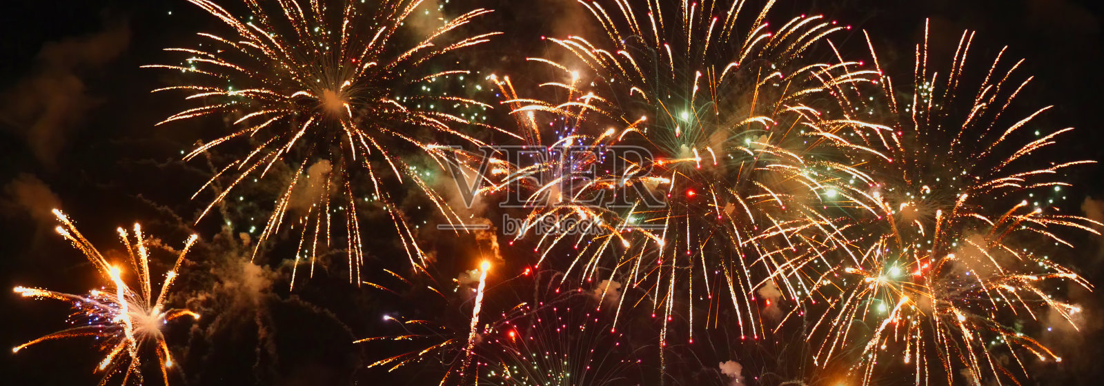 横幅金色烟花庆祝周年独立日晚上庆祝国庆节。倒计时2024派对时间事件。新年快乐2025年7月4日的节日与复制空间照片摄影图片