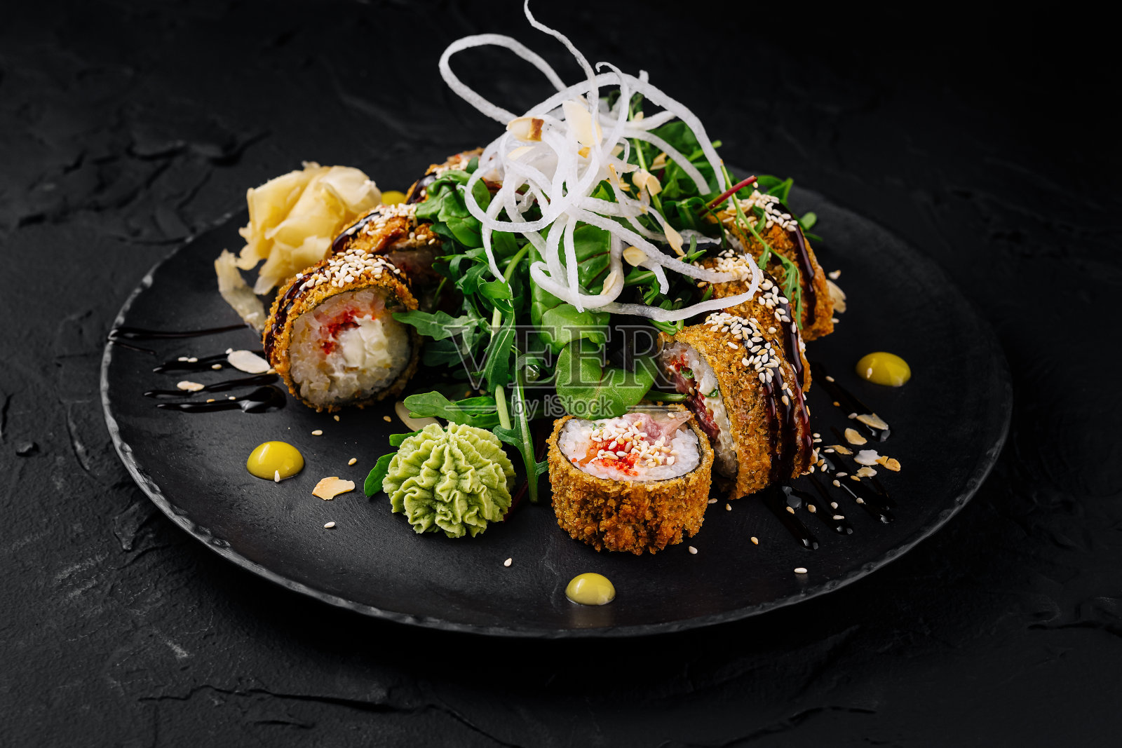 黑色石板盘上的美味寿司卷照片摄影图片