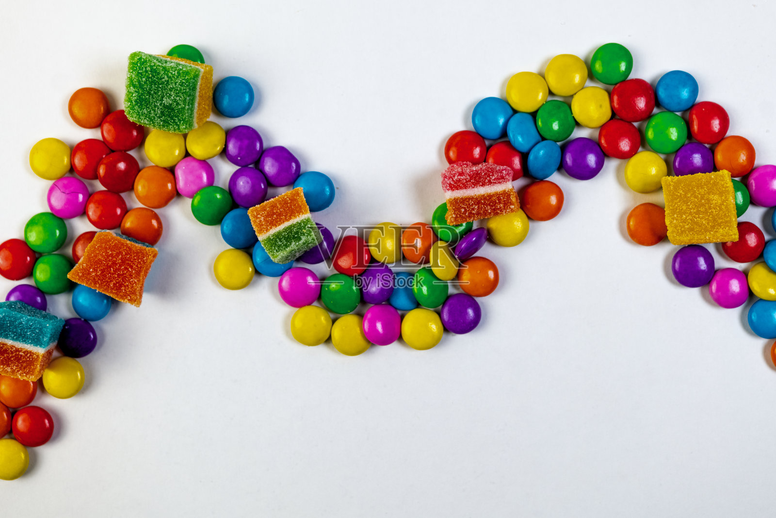 白色背景上的彩色糖果俯视图复制空间照片摄影图片