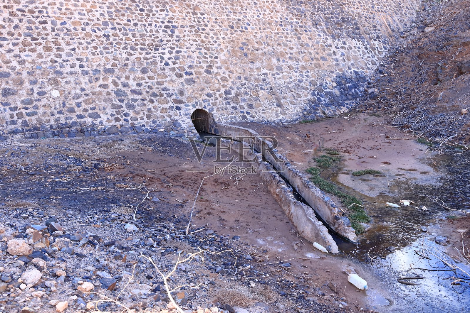 加那利群岛富埃特文图拉的Embalse de los Molinos:旧水库的出口区域照片摄影图片