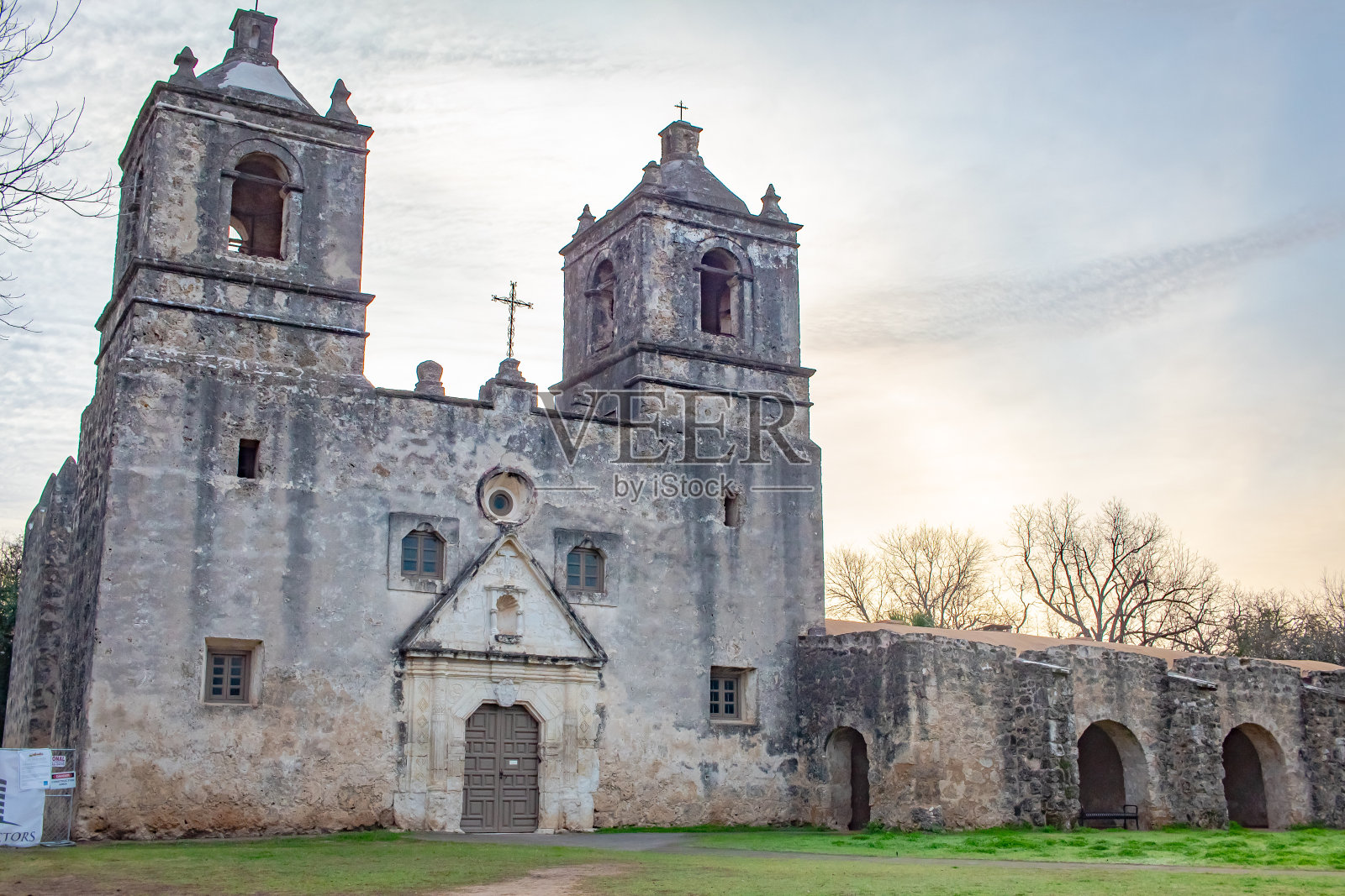 日出时分,德克萨斯州圣安东尼奥市古老的西班牙康塞普西翁教堂照片摄影图片