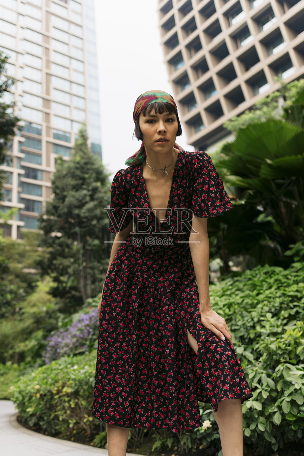 迷人的年轻女性时尚模特在公园摆姿势的肖像照片摄影图片