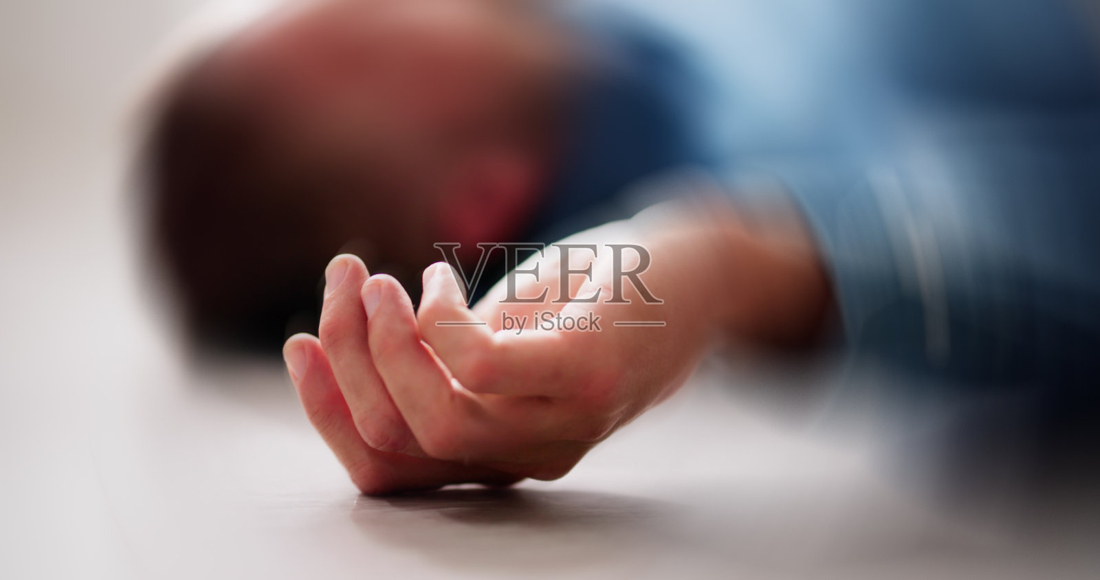 癫痫发作。男子服药过量失败照片摄影图片