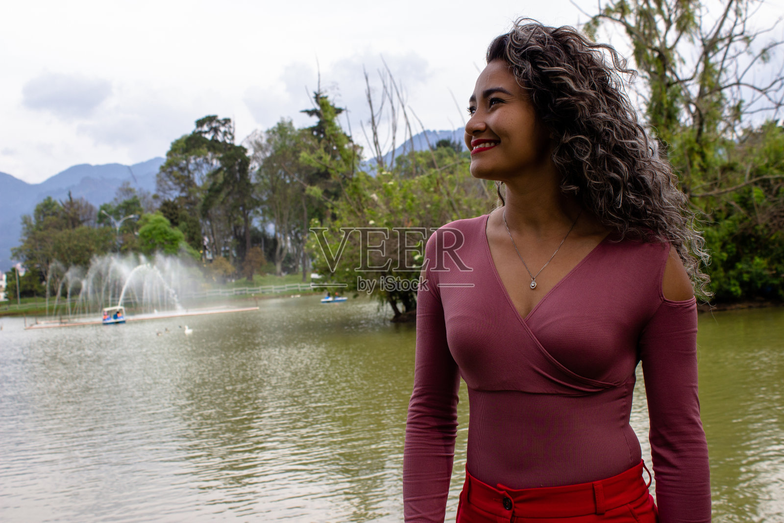 美丽的年轻女子在公园里摆姿势照片摄影图片