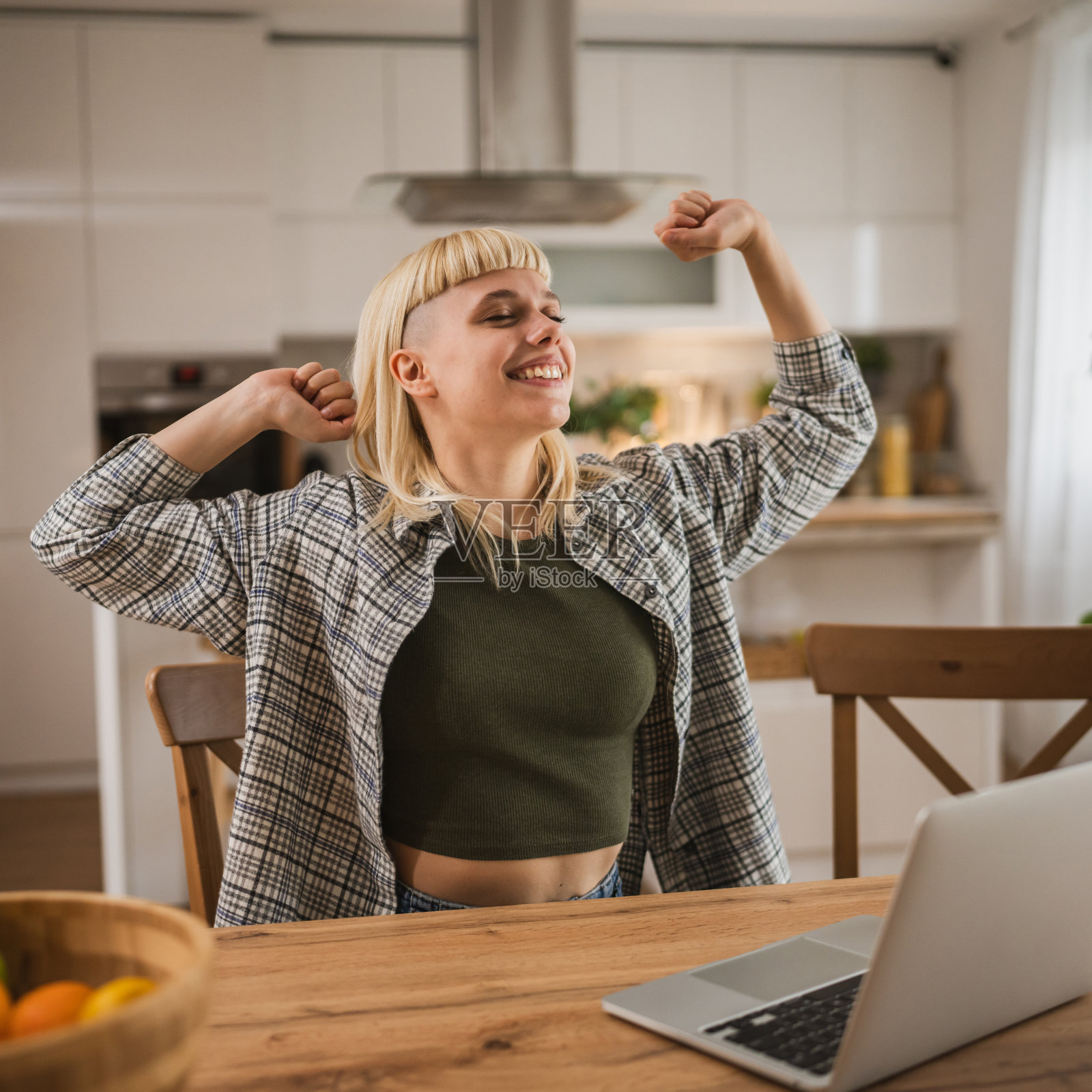 年轻的女人有一个早上的例行公事,在家里快乐地伸展身体照片摄影图片