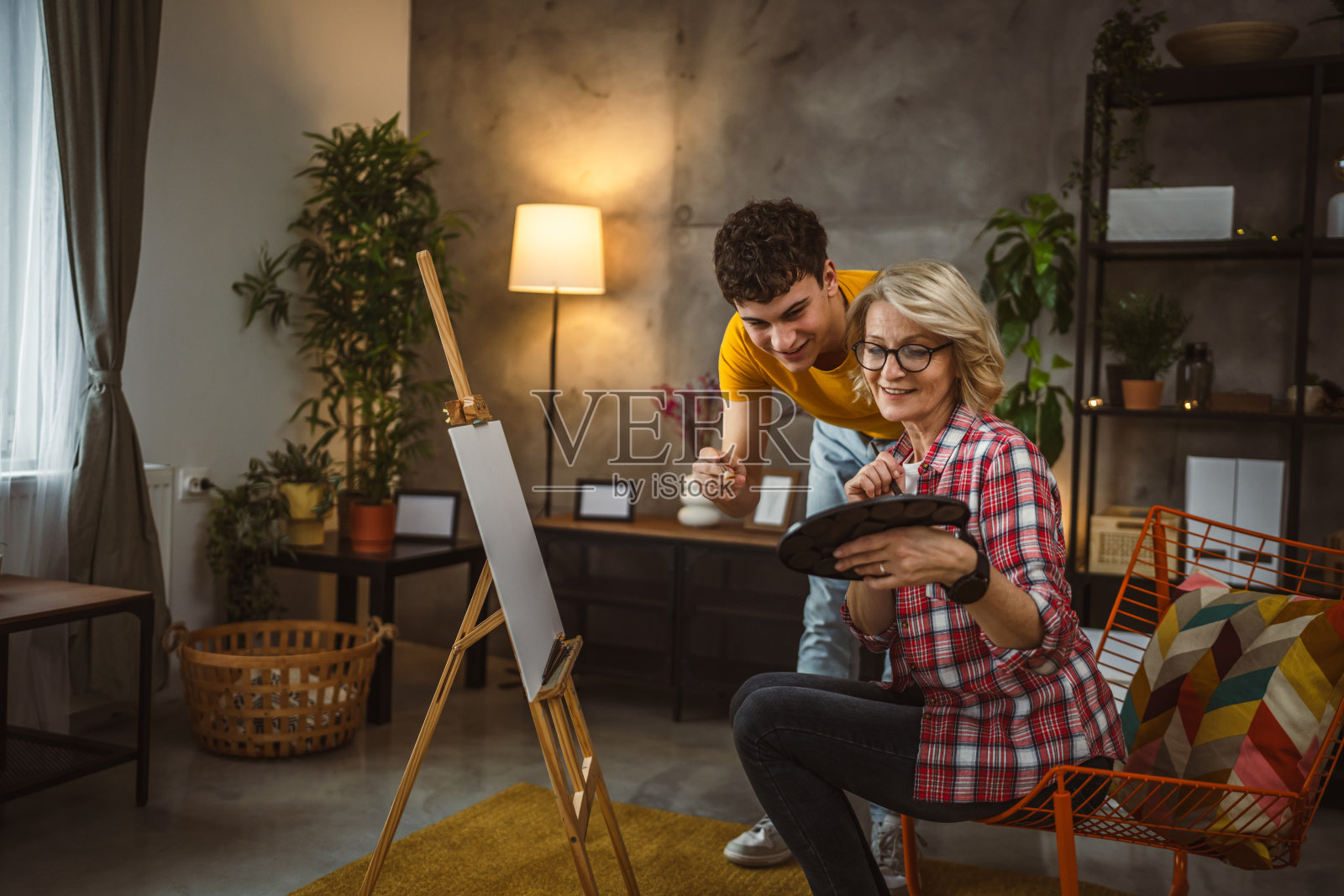 母亲和儿子在家里画画导师艺术家帮助教创造艺术照片摄影图片