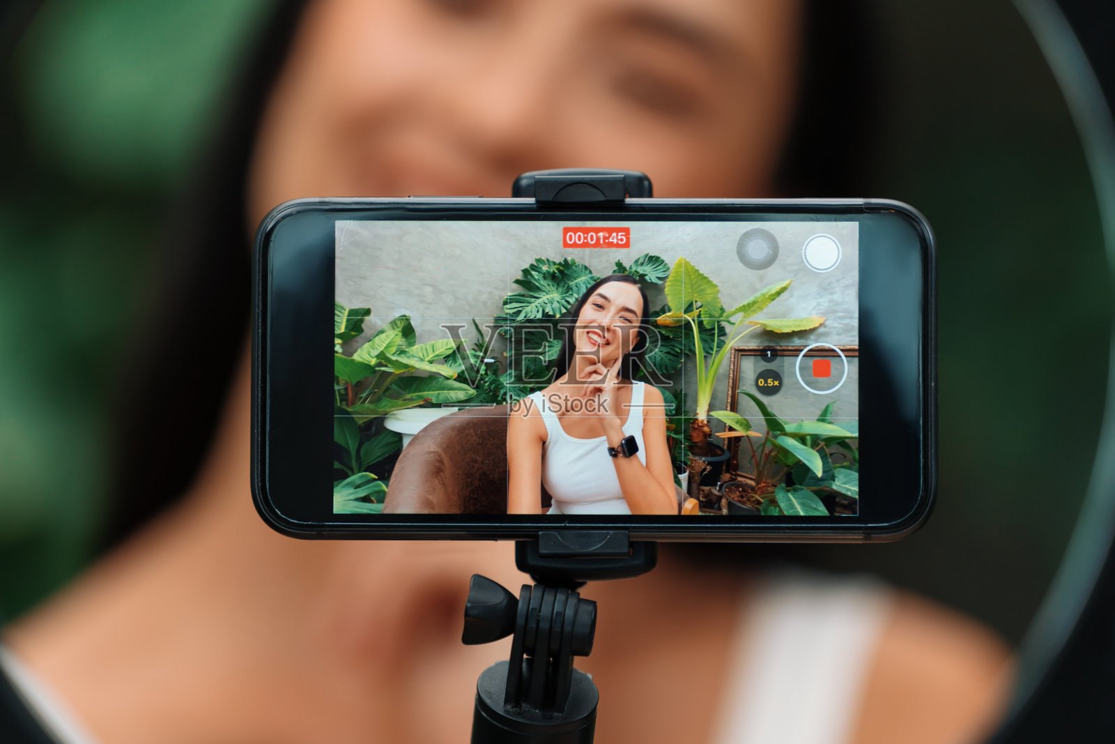 年轻女子制作美容美容教程视频内容。快乐无忧的照片摄影图片