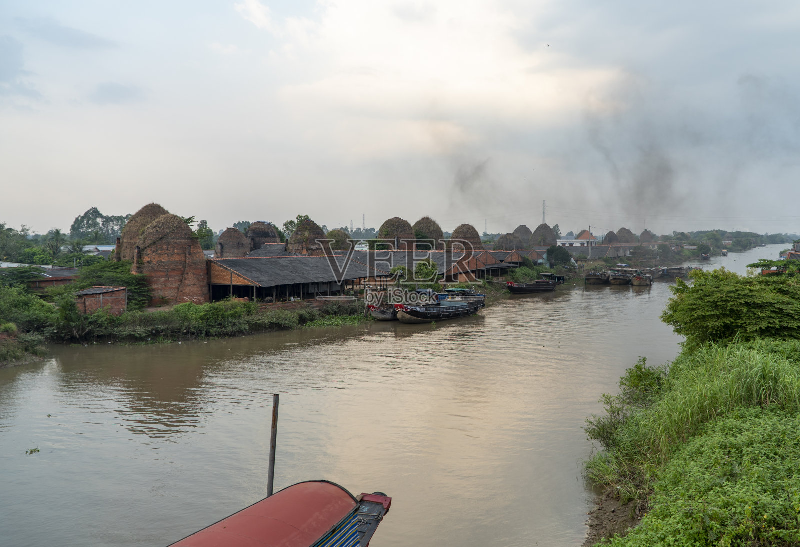 夕阳落在Mang Thit砖窑上,这是一个在越南永隆省Co Chien河边制砖和盖房子的村庄照片摄影图片