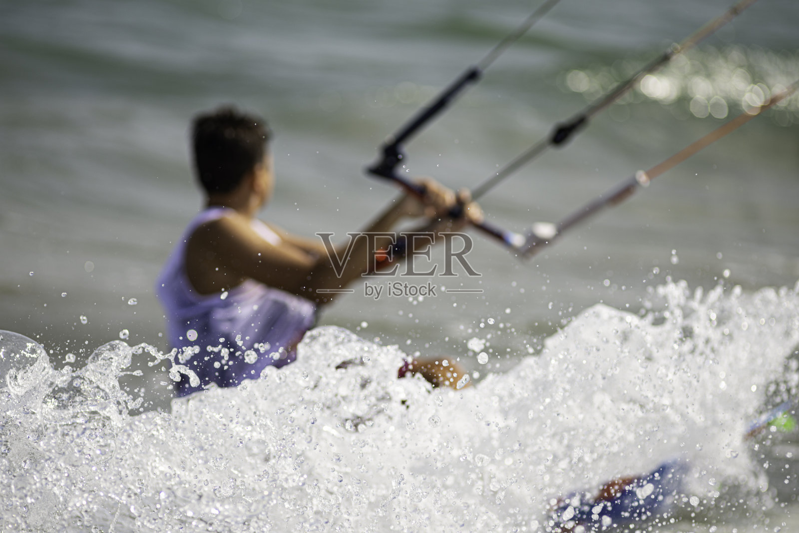 帆船赛上的风筝板运动员。照片摄影图片