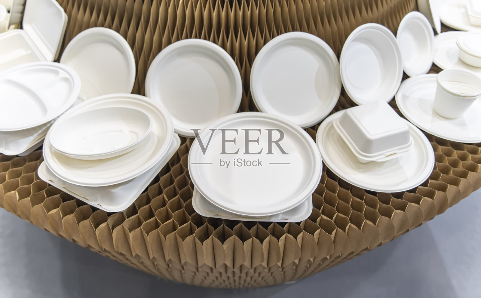 一套未经漂白的植物纤维食品盒和纸杯。天然纤维生态食品饮料包装。照片摄影图片