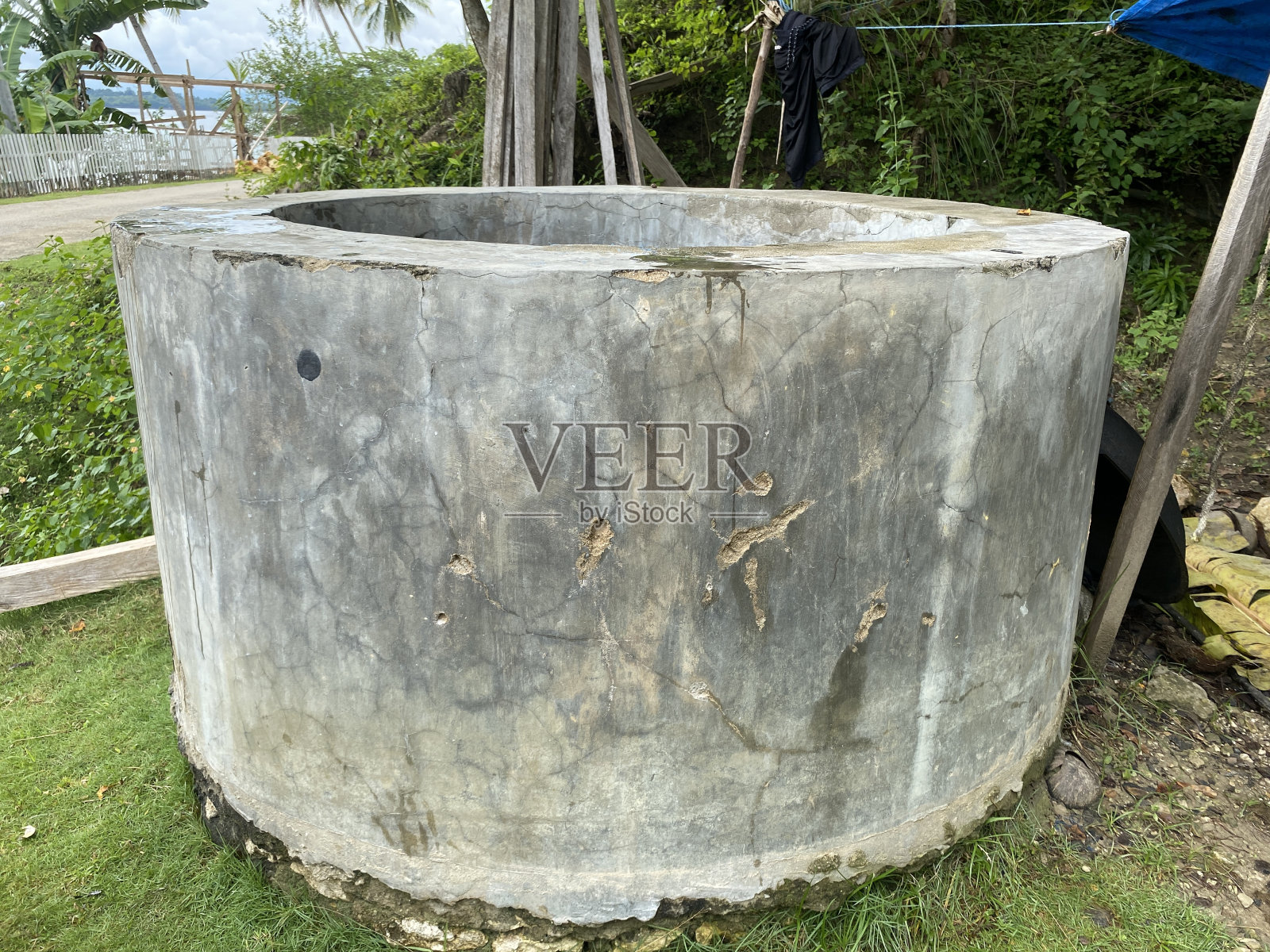 传统的井孔里装满了水照片摄影图片