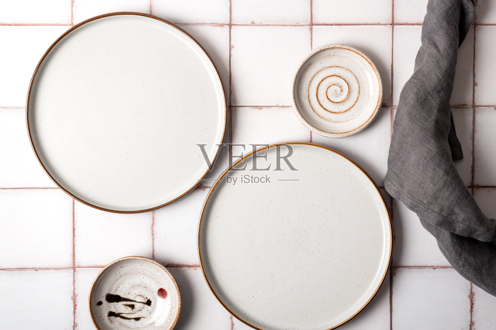 平铺纹理波纹空灰色陶瓷盘子与餐巾照片摄影图片