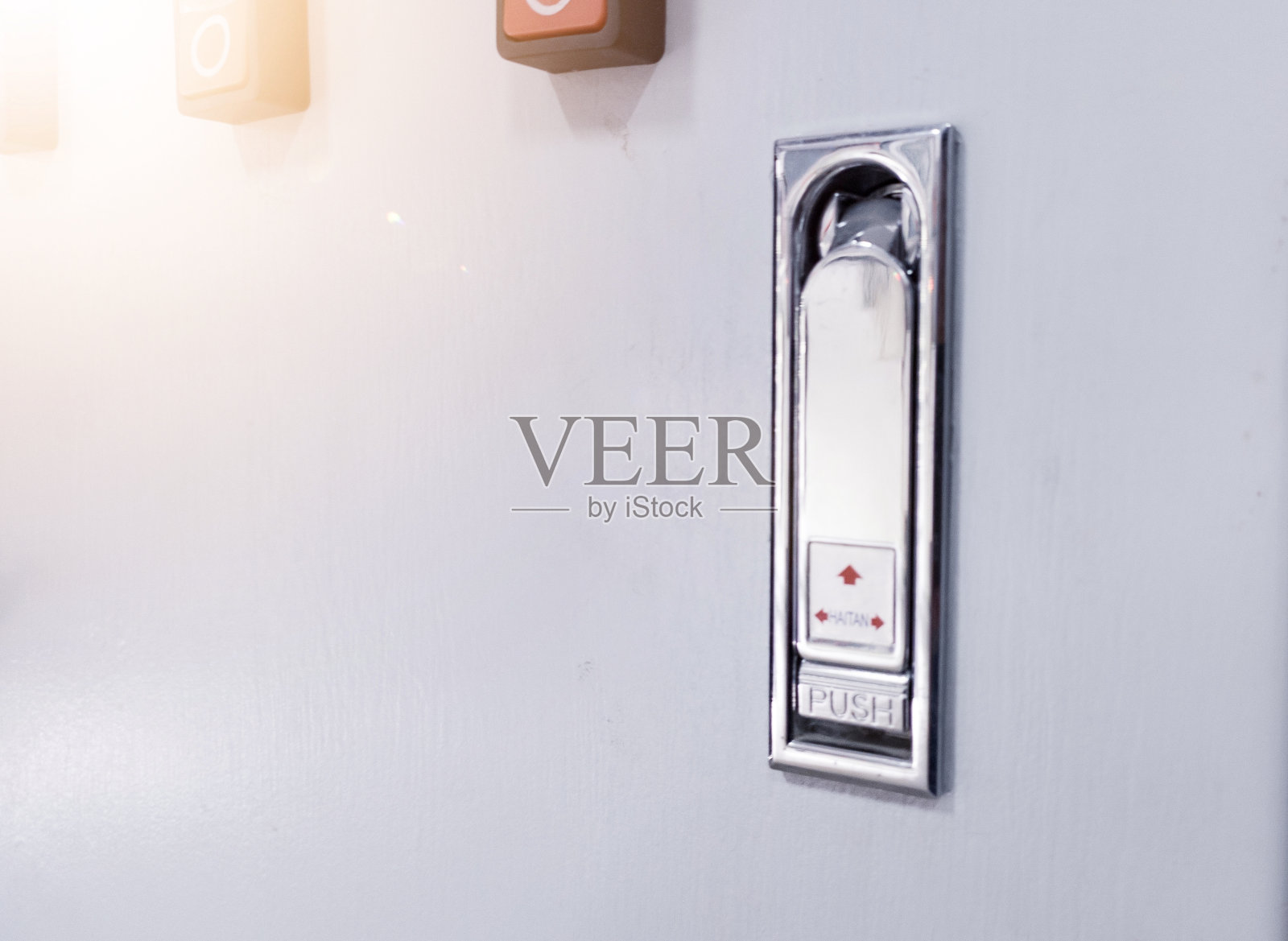 关闭现代面板门锁按下面板门上的推标志将打开。照片摄影图片