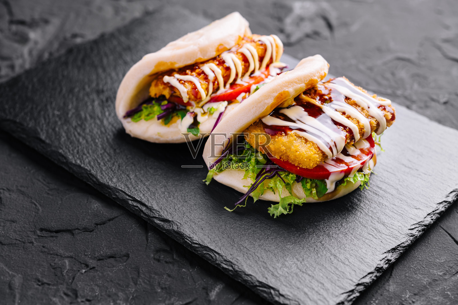 石板上的美味鸡肉三明治照片摄影图片